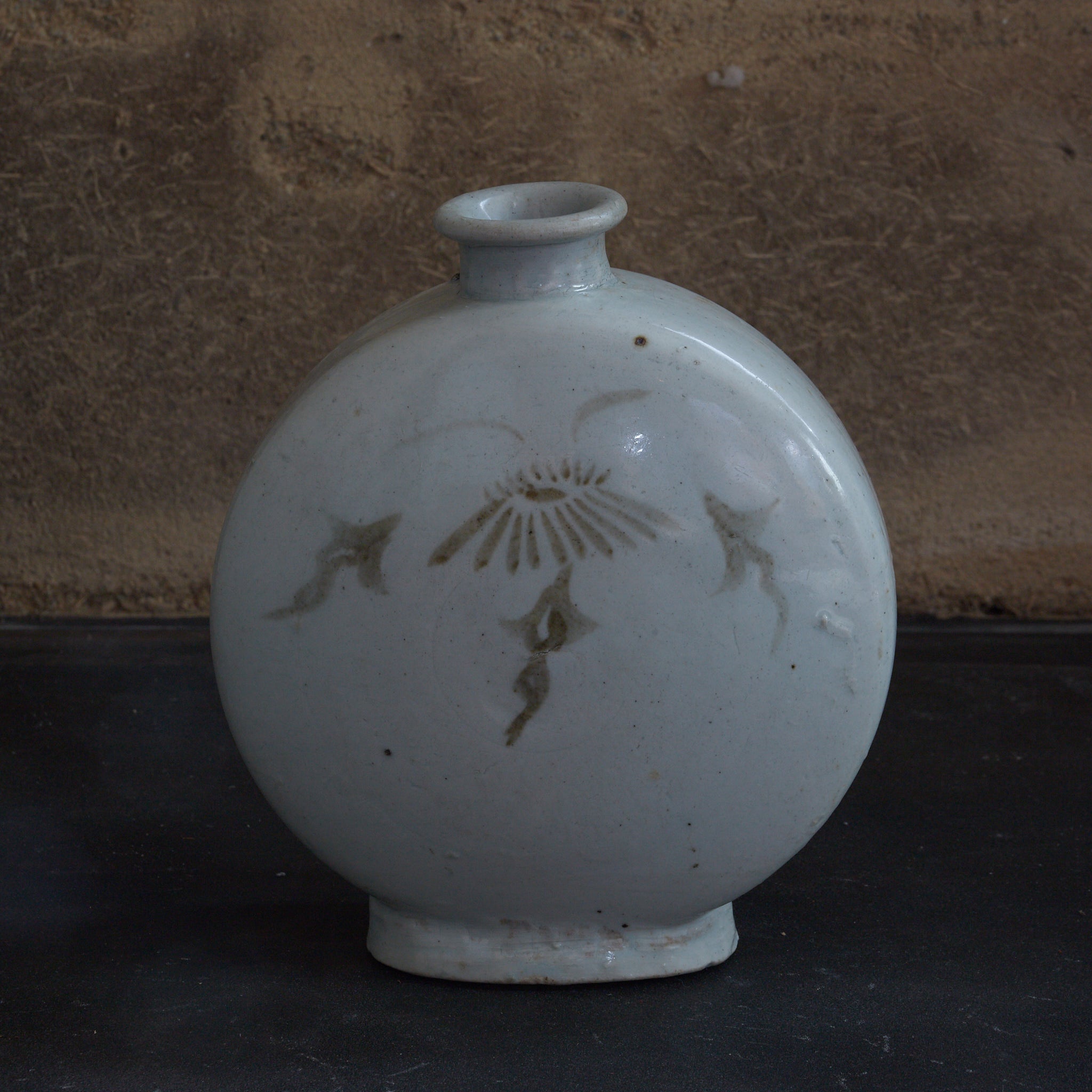 李朝 白磁鉄砂草花文扁壺 木箱付（1392–1897CE）