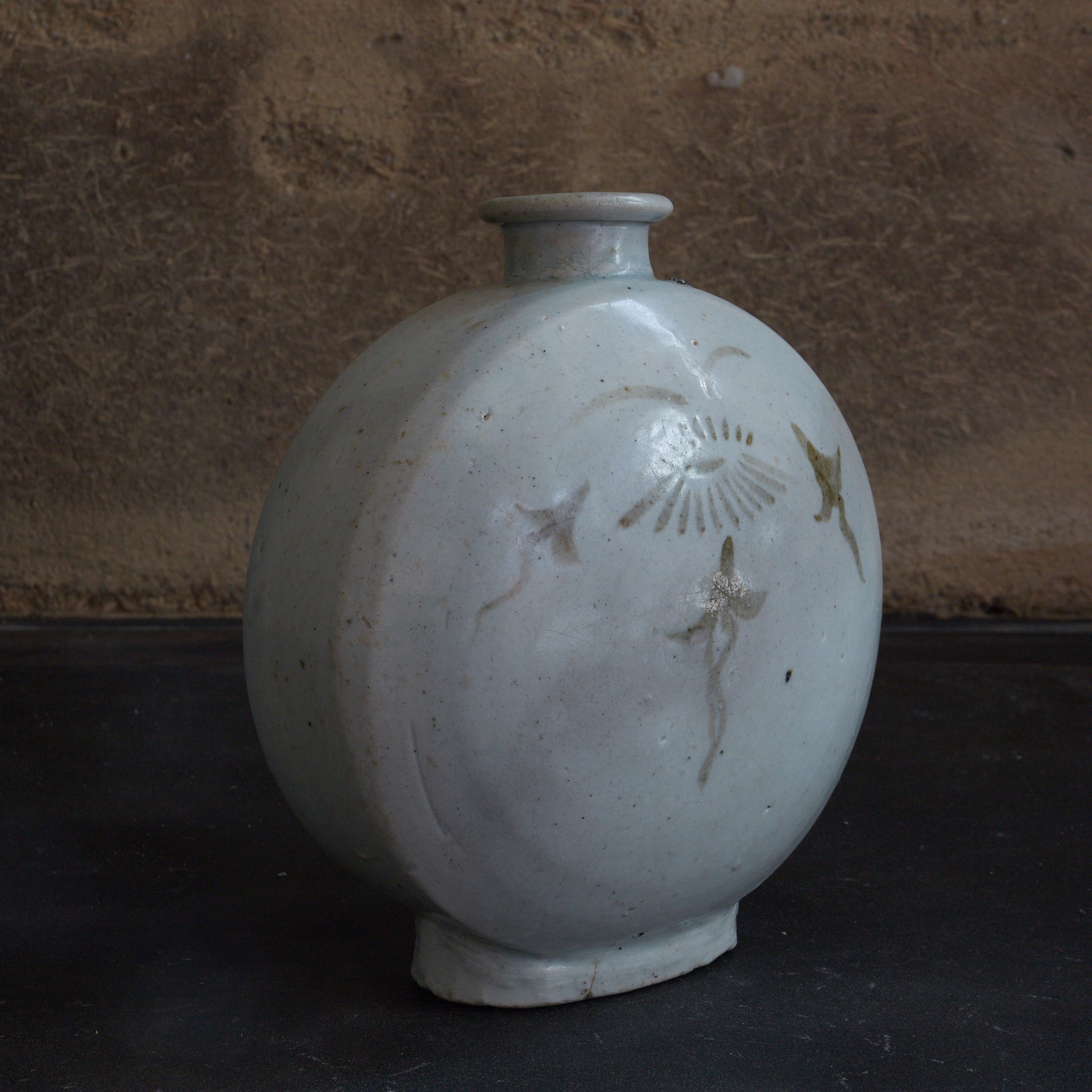 李朝 白磁鉄砂草花文扁壺 木箱付（1392–1897CE） | 入蘆花（ロカニイル）