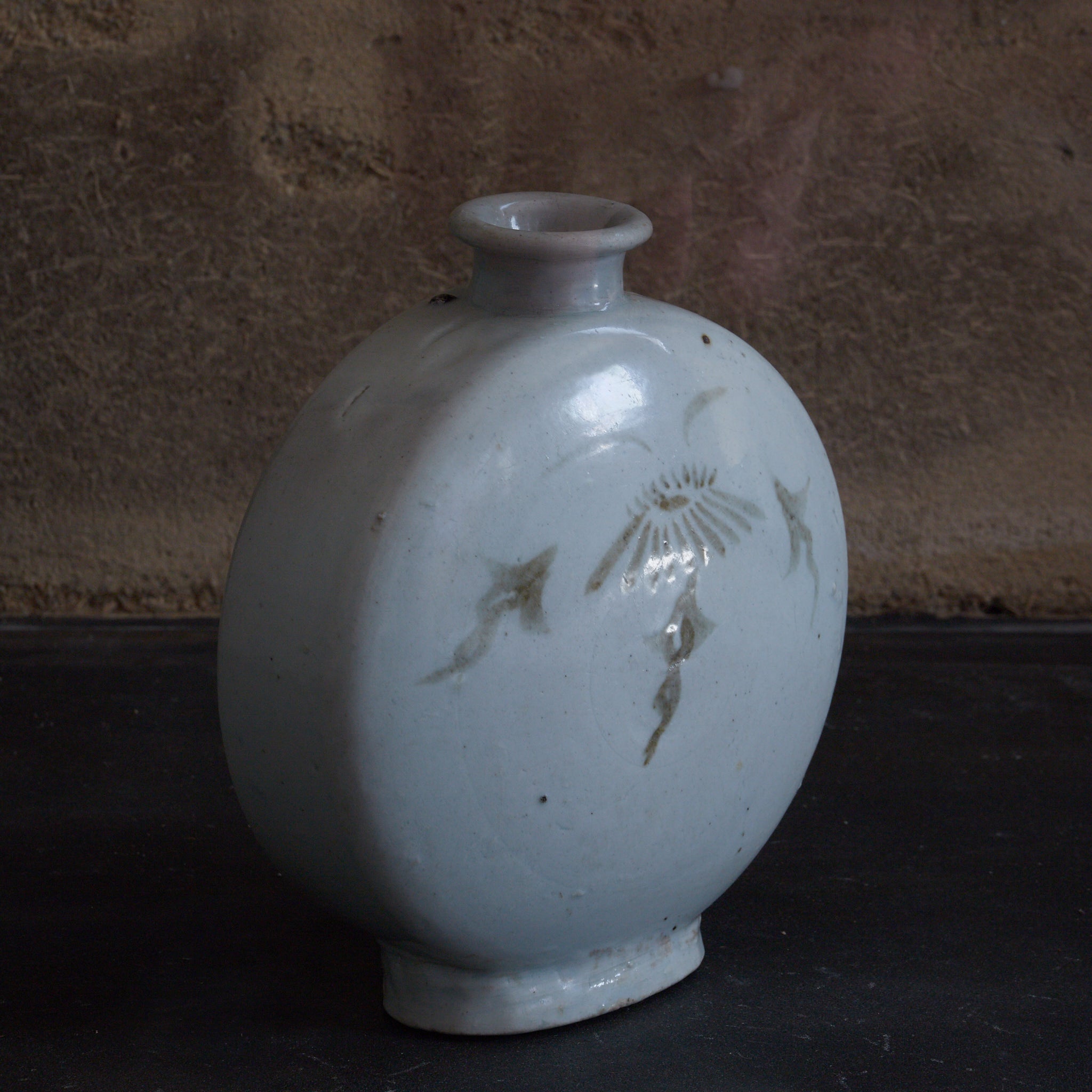 李朝 白磁鉄砂草花文扁壺 木箱付（1392–1897CE）