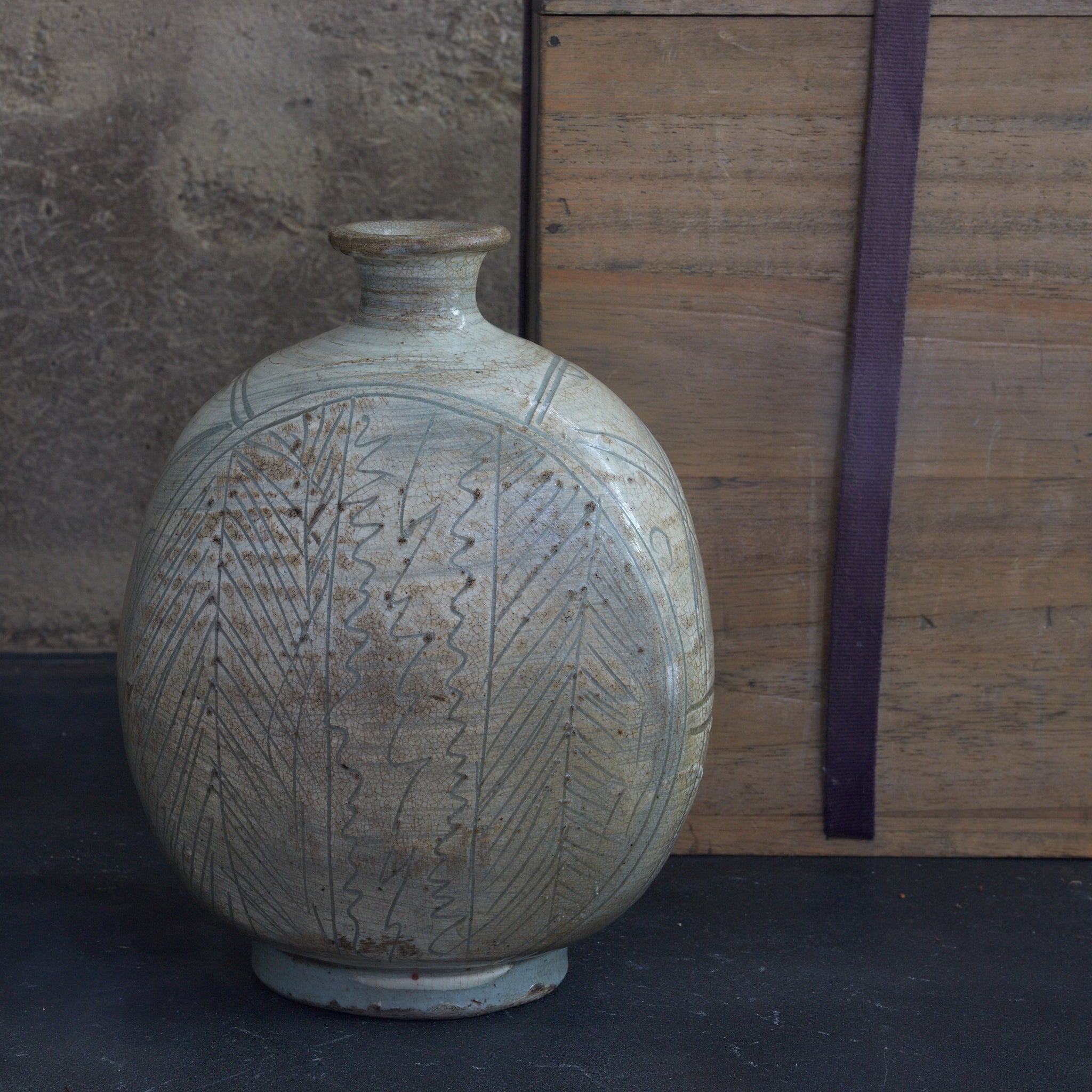 李朝 粉青掻落芭蕉文扁壺 木箱付（1392–1897CE）