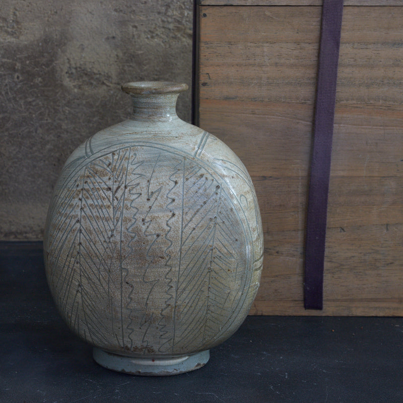 FLATTENED JAR, Buncheong ware with sgraffito basho leaf pattern, With wooden box, Joseon Dynasty（1392–1897CE）