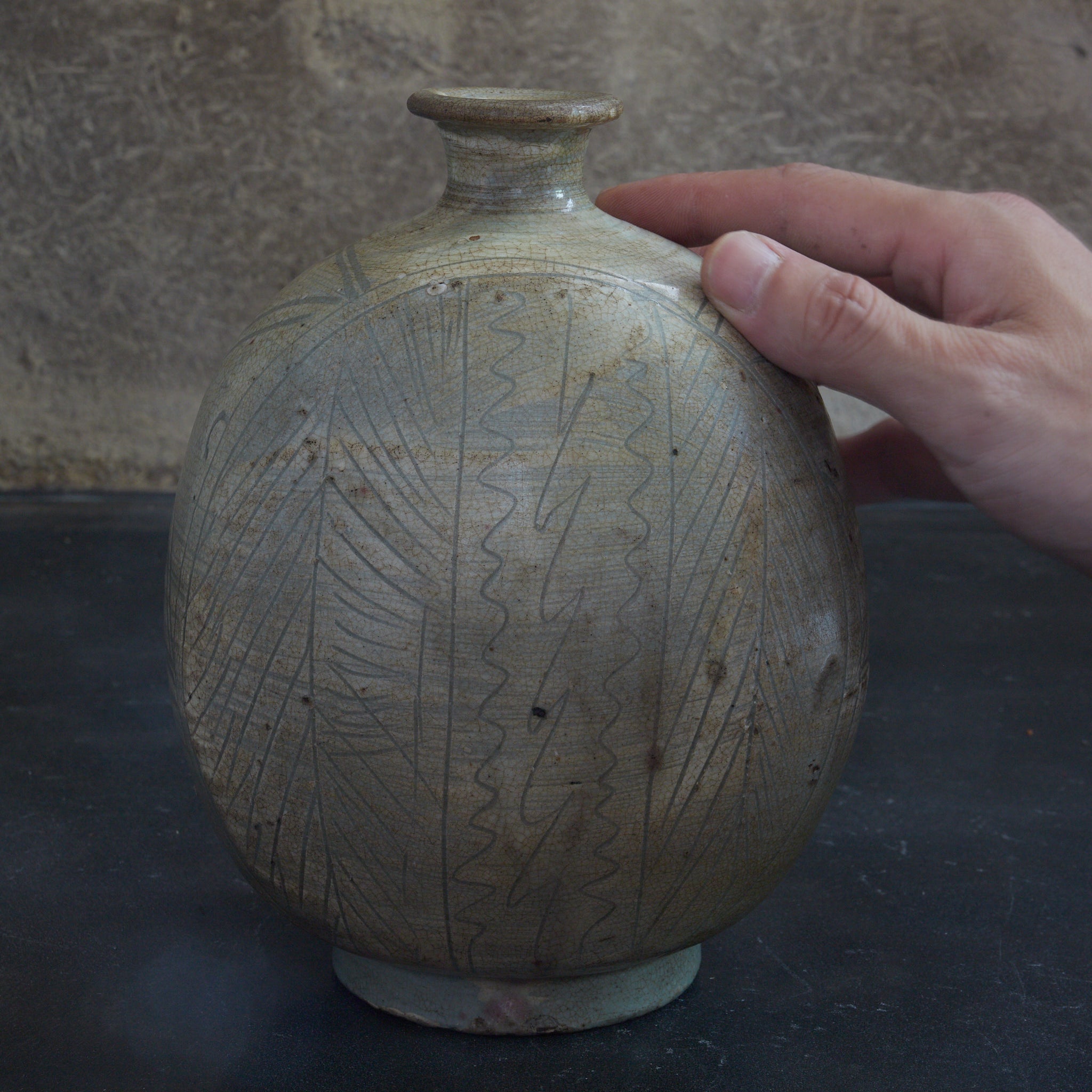 李朝 粉青掻落芭蕉文扁壺 木箱付（1392–1897CE）