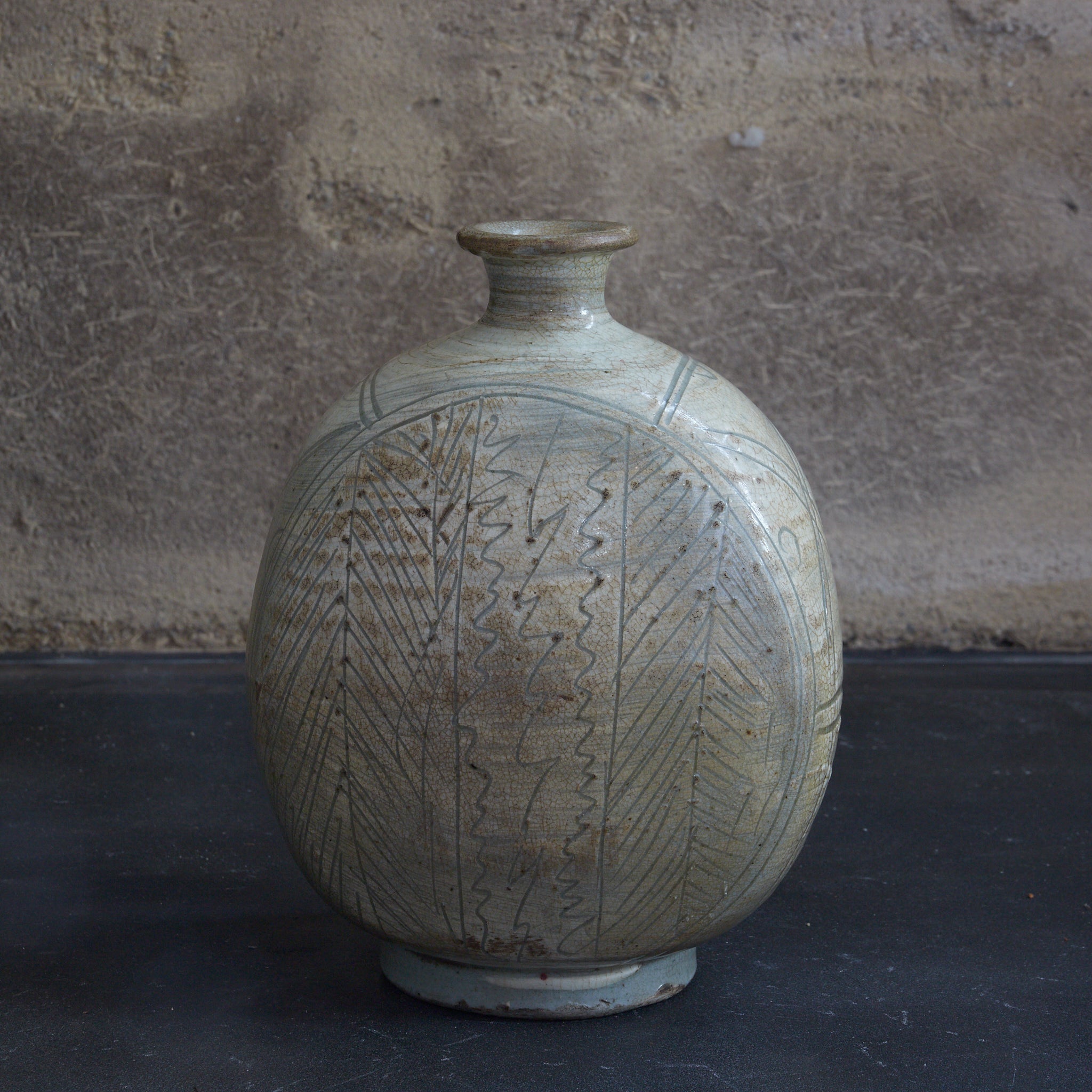 李朝 粉青掻落芭蕉文扁壺 木箱付（1392–1897CE）
