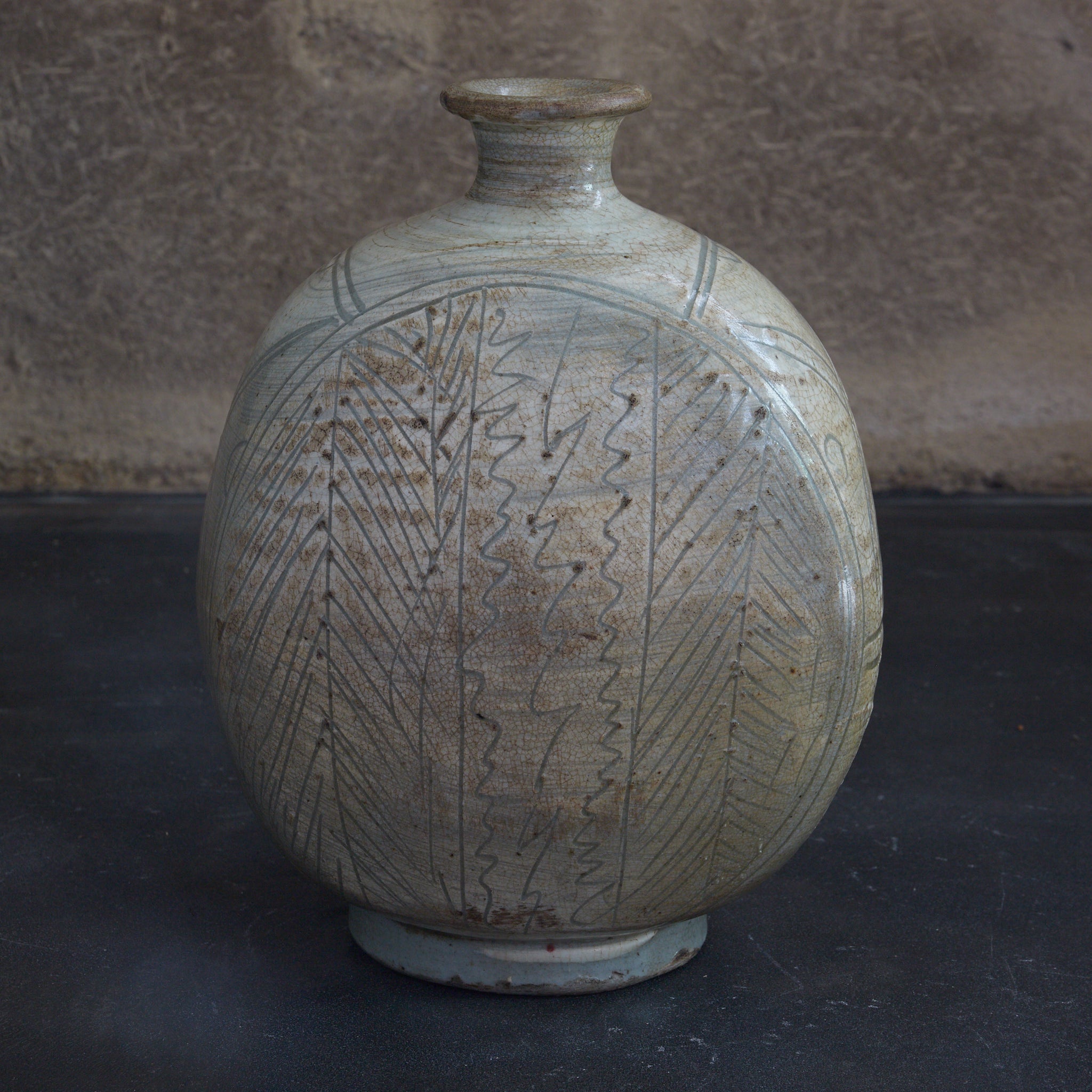 李朝 粉青掻落芭蕉文扁壺 木箱付（1392–1897CE）
