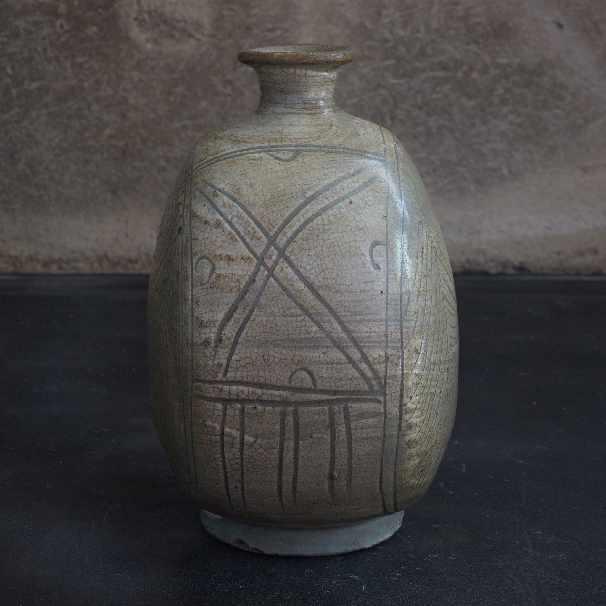 李朝 粉青掻落芭蕉文扁壺 木箱付（1392–1897CE）