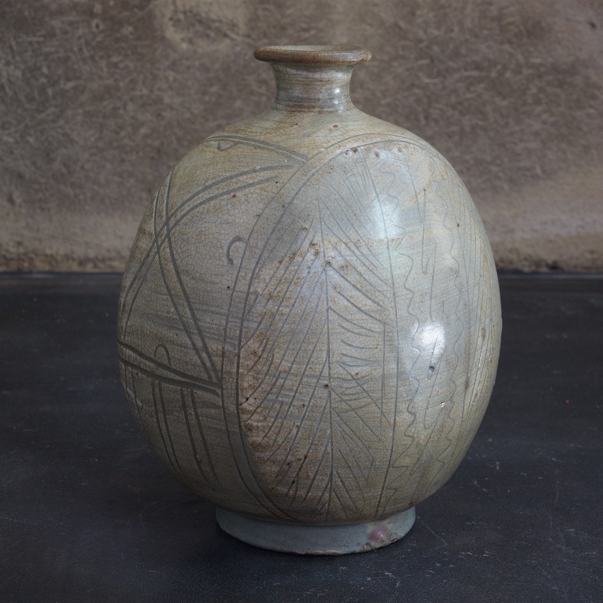 李朝 粉青掻落芭蕉文扁壺 木箱付（1392–1897CE）