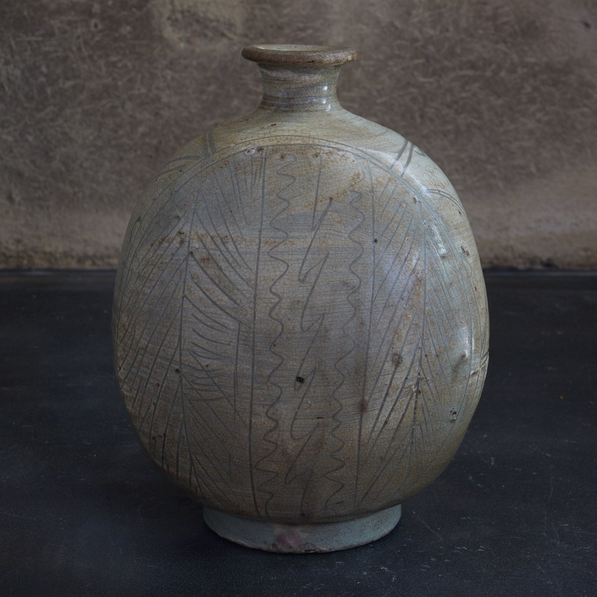 李朝 粉青掻落芭蕉文扁壺 木箱付（1392–1897CE）