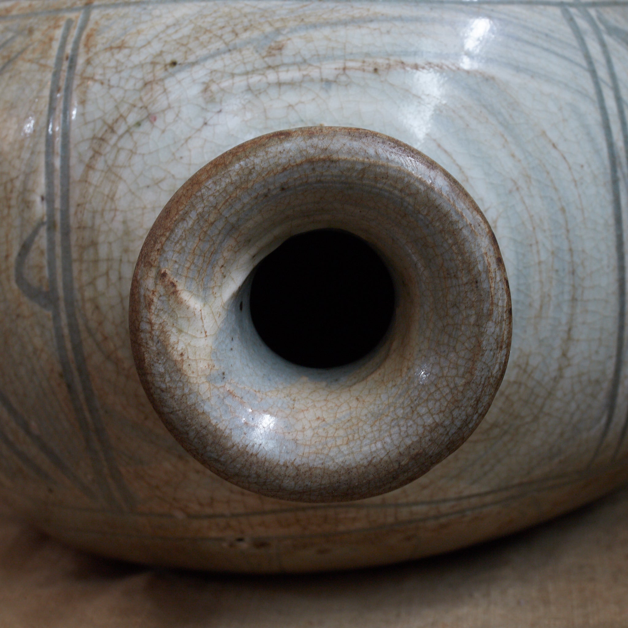 李朝 粉青掻落芭蕉文扁壺 木箱付（1392–1897CE）