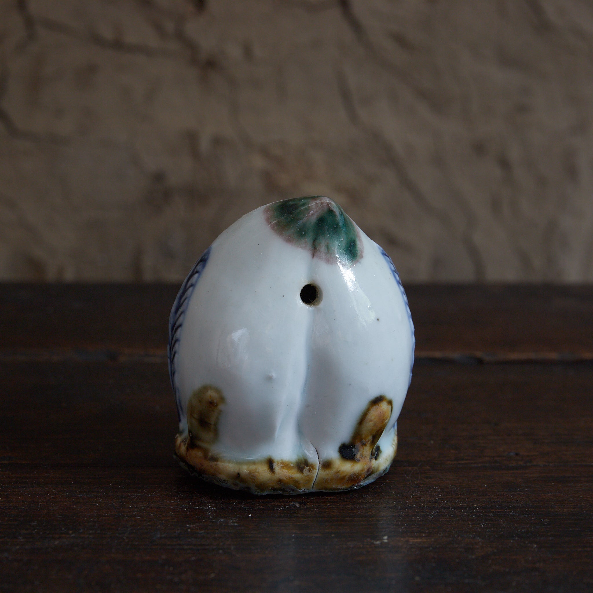 李朝 白磁青花辰砂桃形水滴（1392–1897CE） | 入蘆花（ロカニイル）