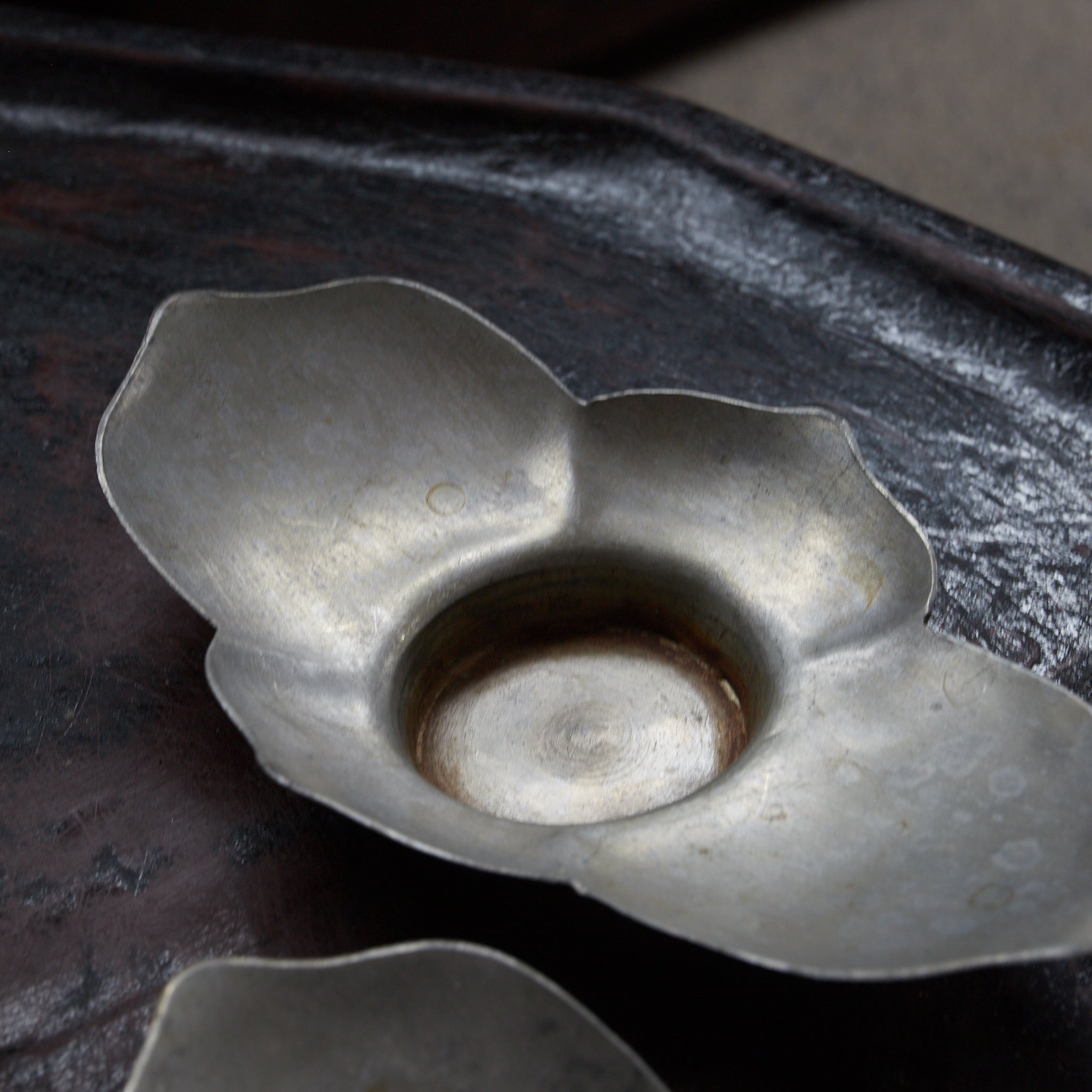 清代 古錫輪花形茶托 5客揃 在銘（1616–1911CE）