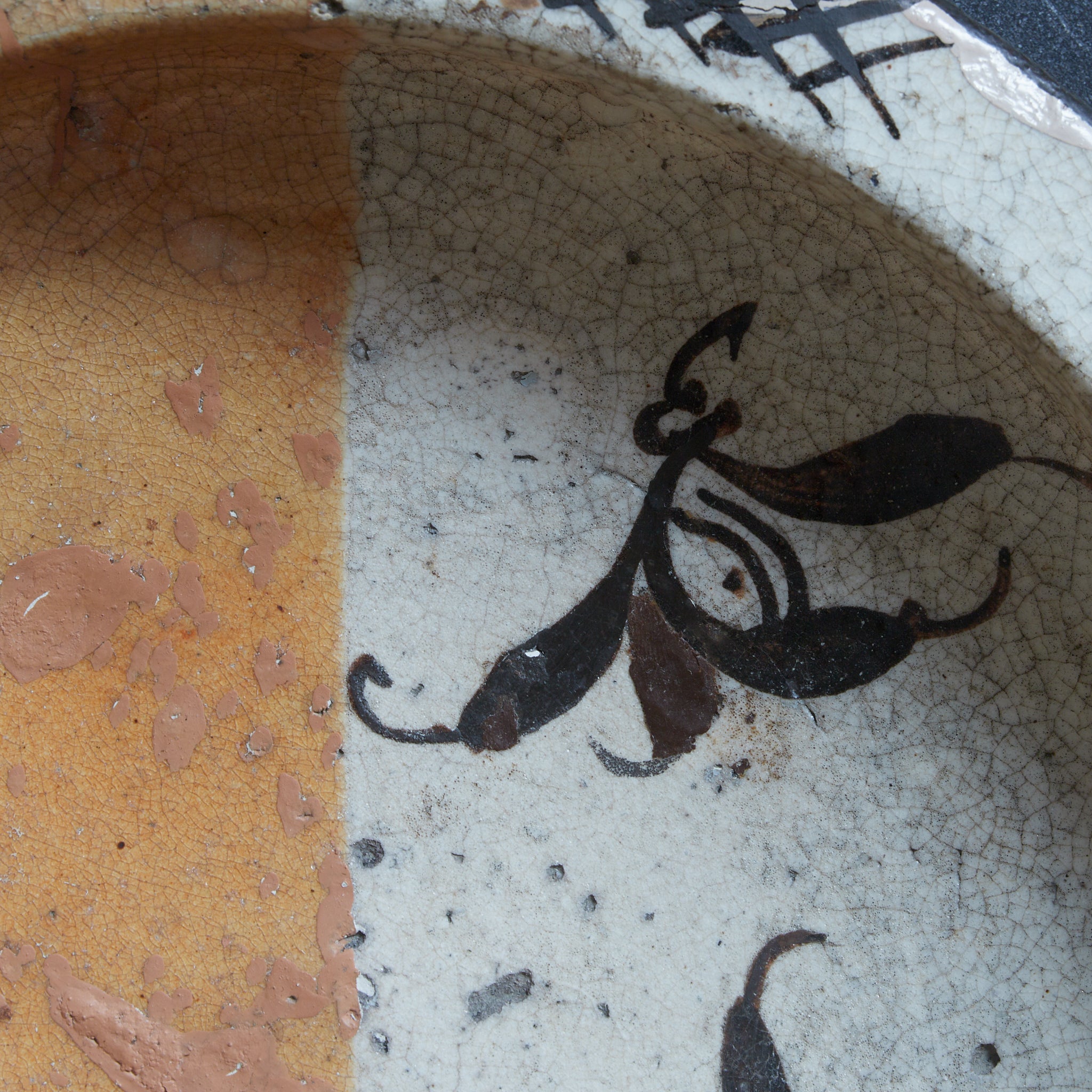 طبق، كو-مينو / أوريبه الأحمر، بـ تصميم عشب الأوركيد، مع صندوق خشبي ، فترة أزوتشي-موموياما（1573–1603 ميلاديًا）