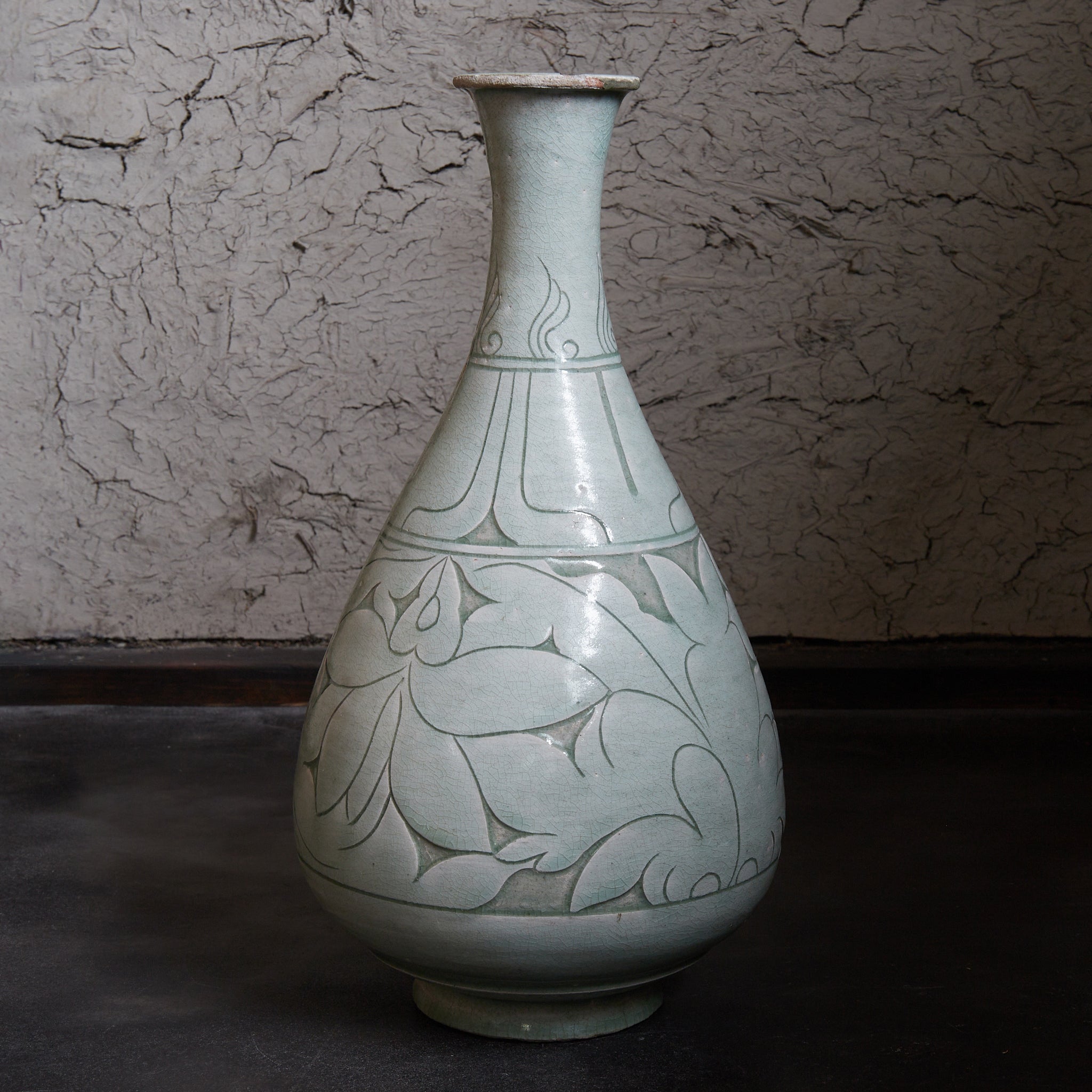 李朝 粉青掻落蓮華文瓶 木箱付（1392–1897CE）