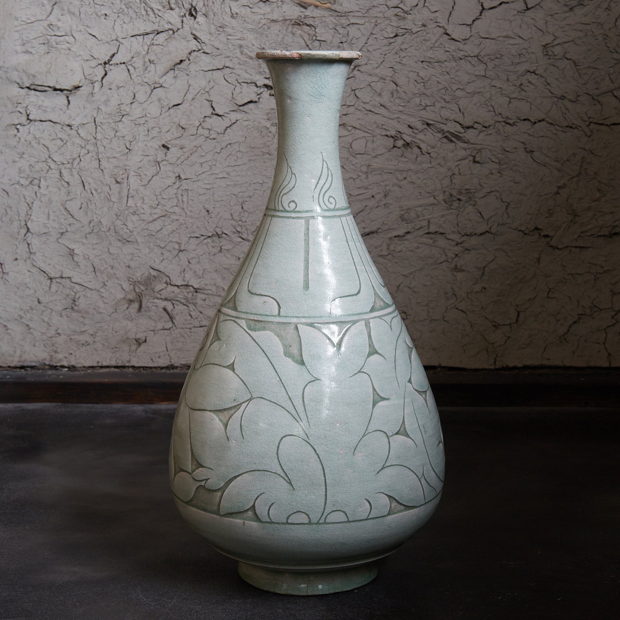 李朝 粉青掻落蓮華文瓶 木箱付（1392–1897CE）