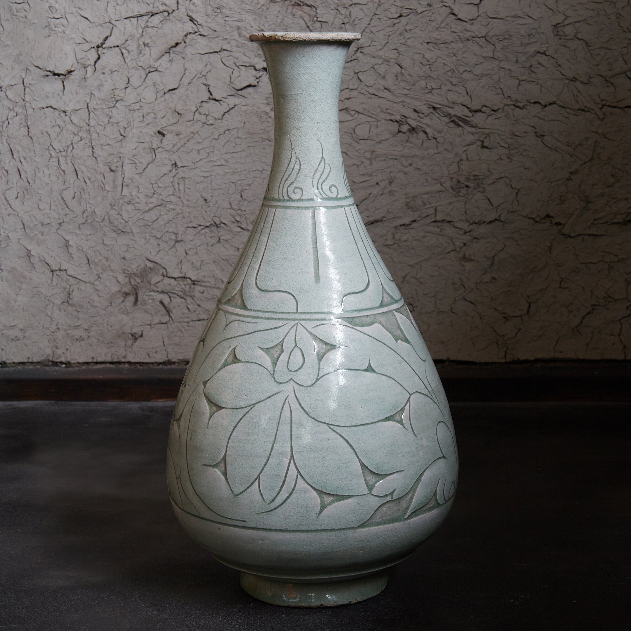 李朝 粉青掻落蓮華文瓶 木箱付（1392–1897CE）