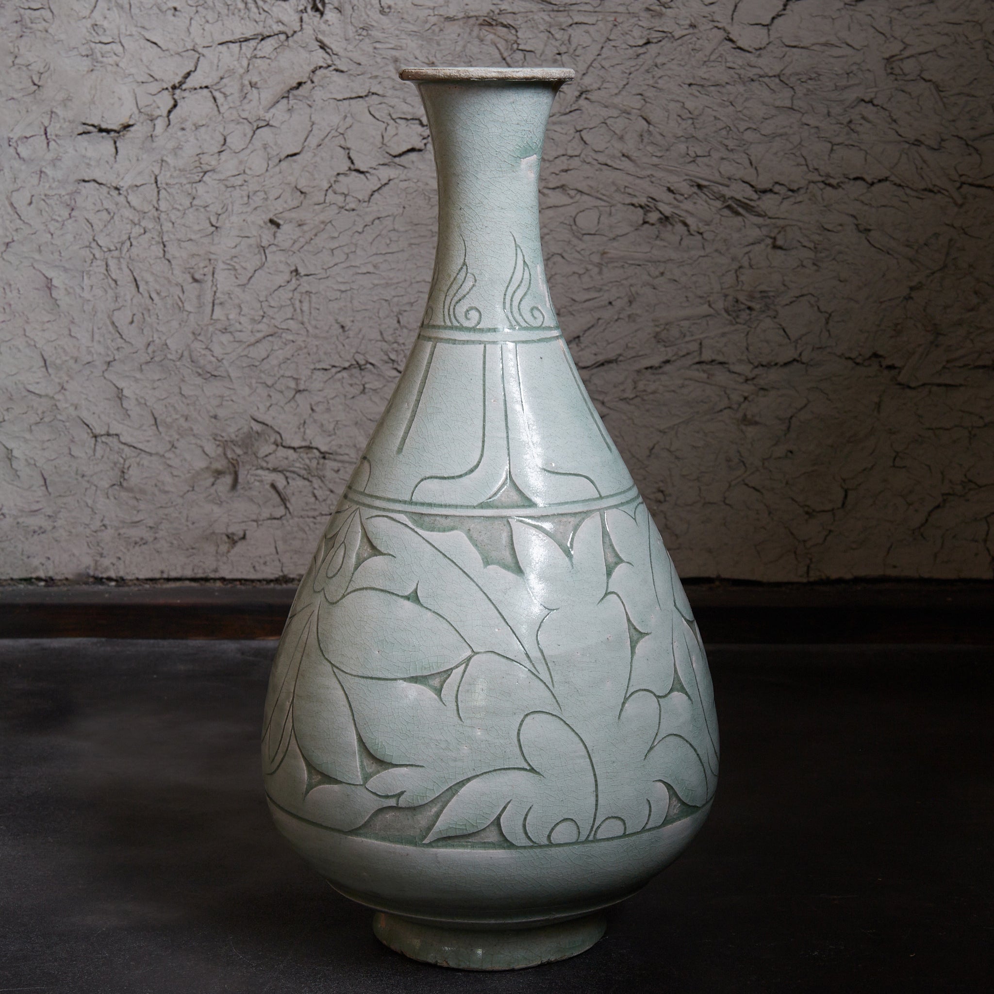 李朝 粉青掻落蓮華文瓶 木箱付（1392–1897CE）