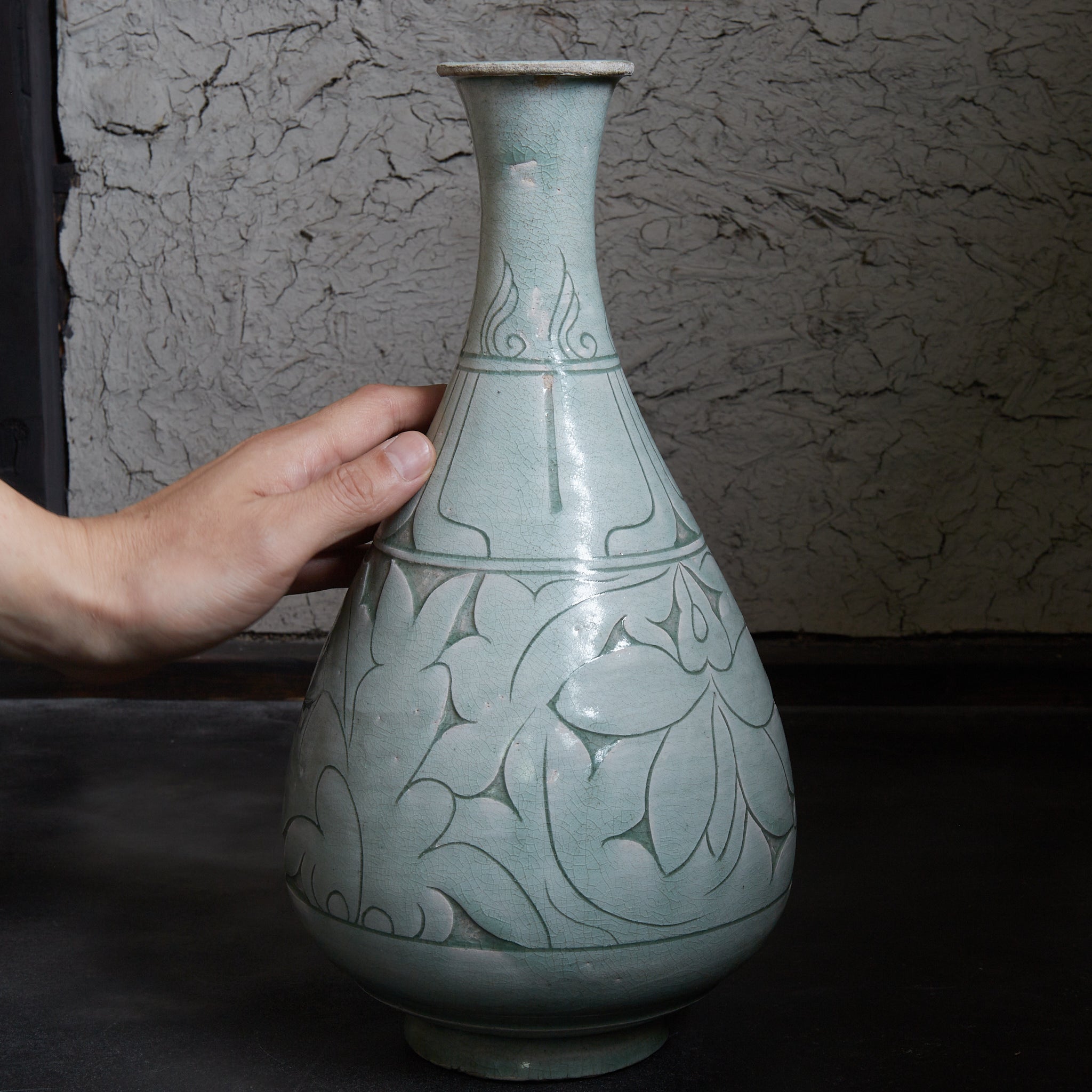李朝 粉青掻落蓮華文瓶 木箱付（1392–1897CE）