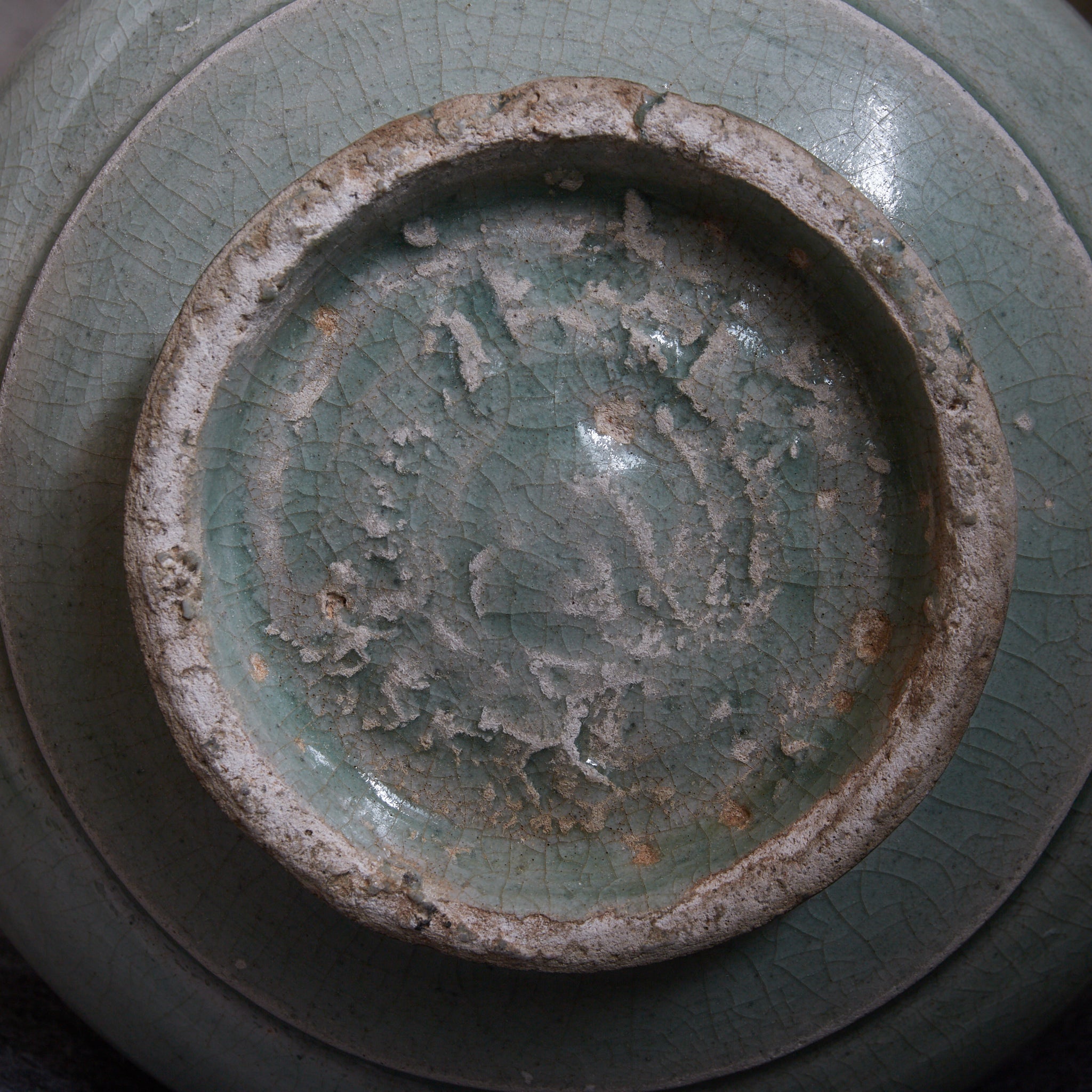 李朝 粉青掻落蓮華文瓶 木箱付（1392–1897CE）