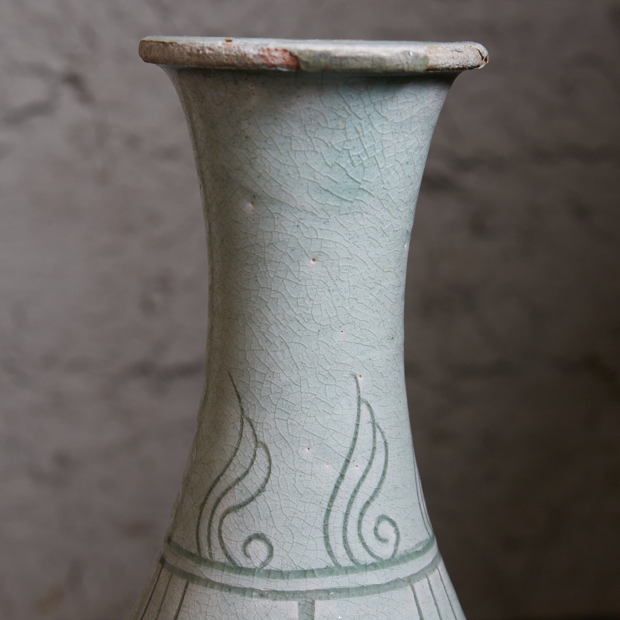 李朝 粉青掻落蓮華文瓶 木箱付（1392–1897CE）