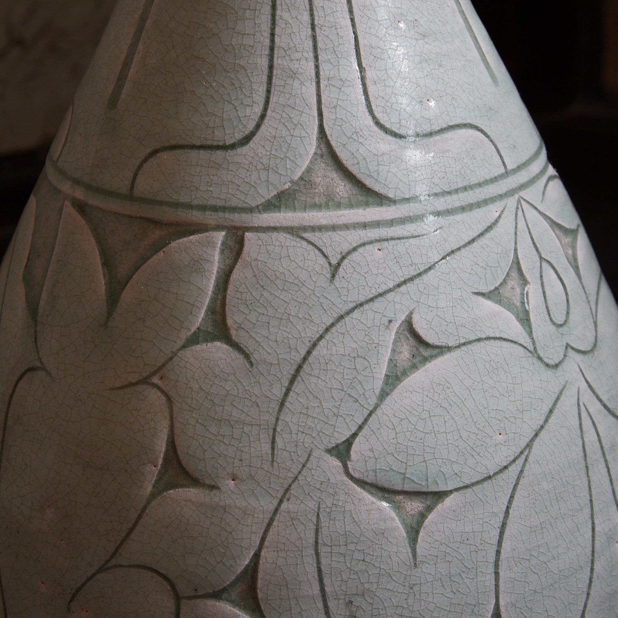 李朝 粉青掻落蓮華文瓶 木箱付（1392–1897CE）