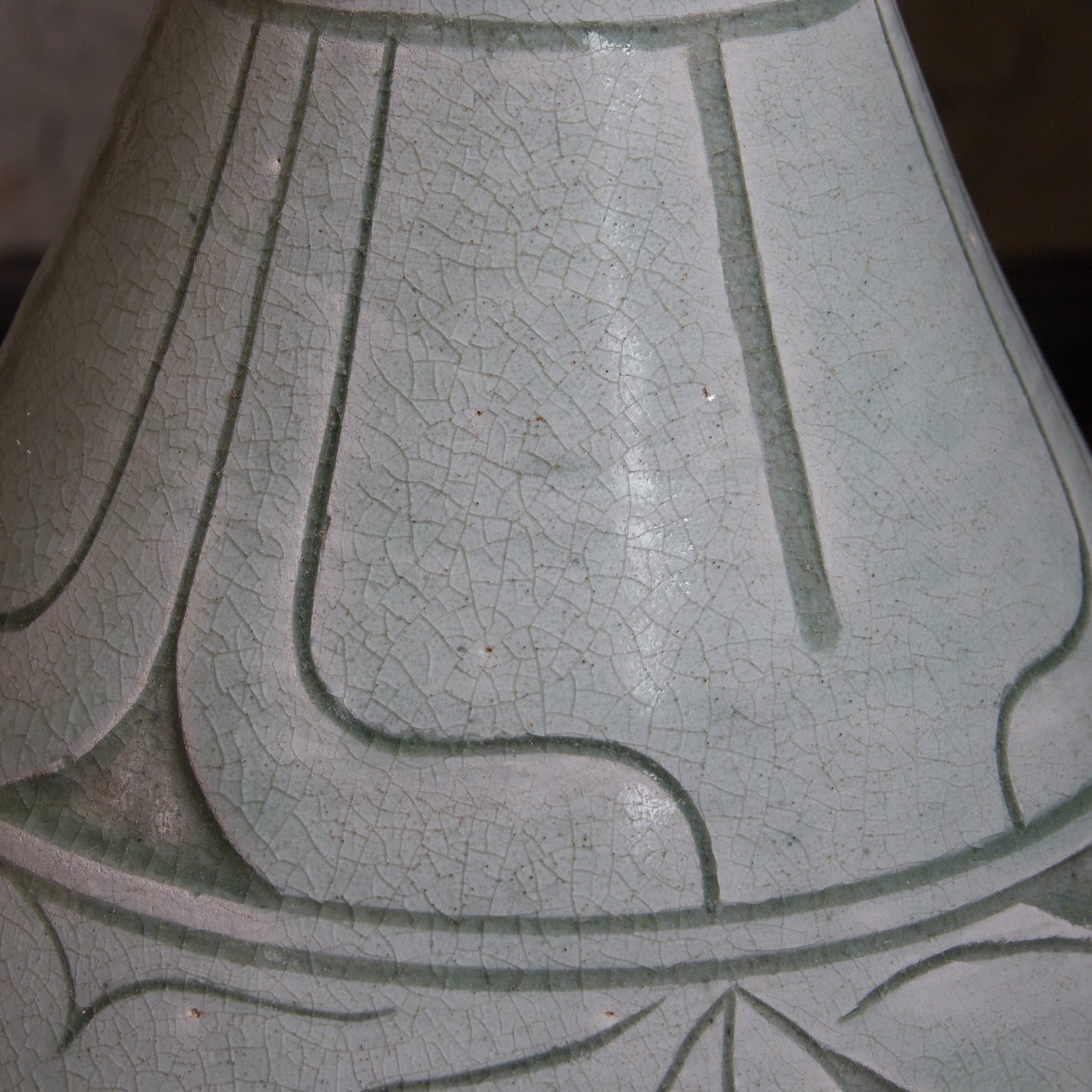 李朝 粉青掻落蓮華文瓶 木箱付（1392–1897CE）