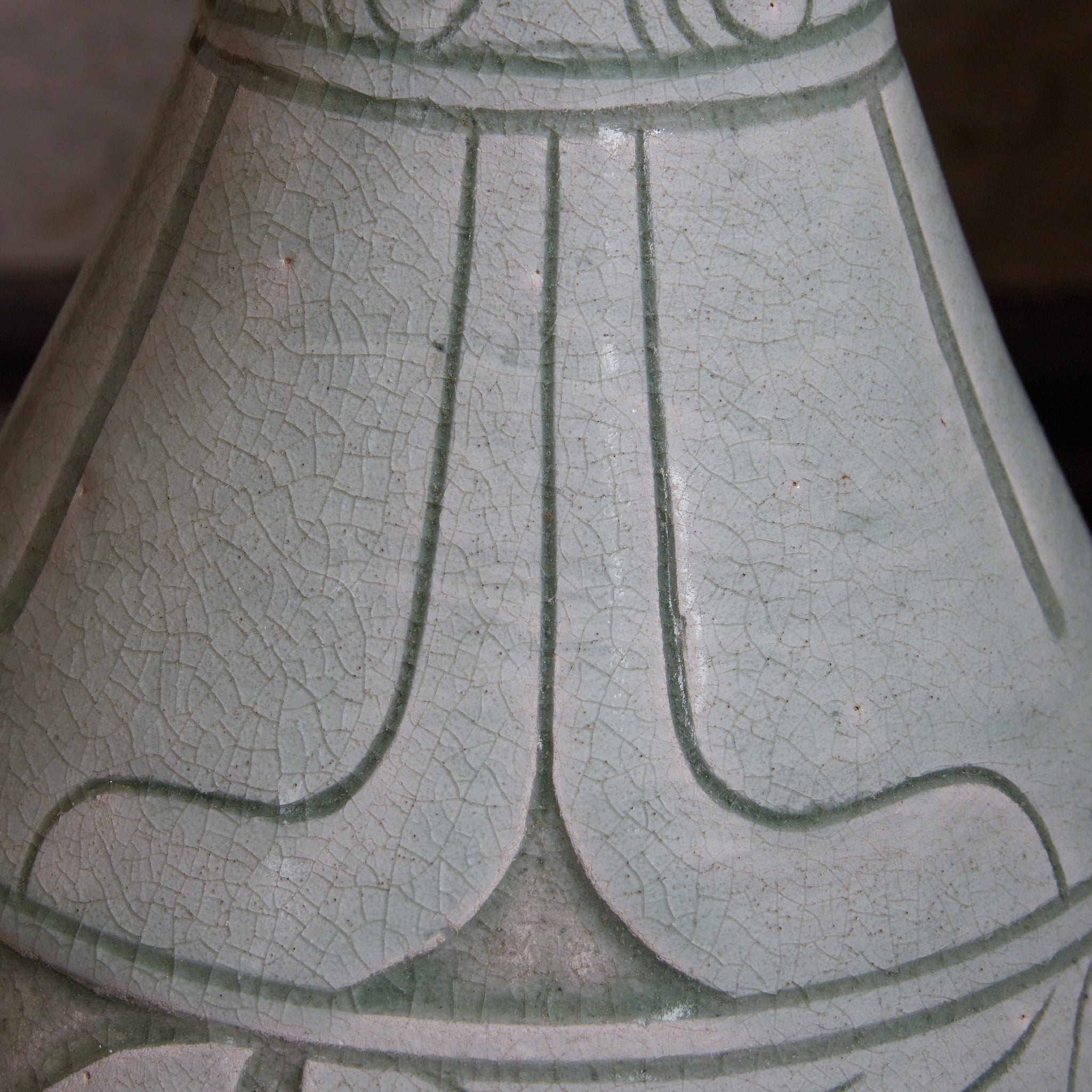 李朝 粉青掻落蓮華文瓶 木箱付（1392–1897CE）