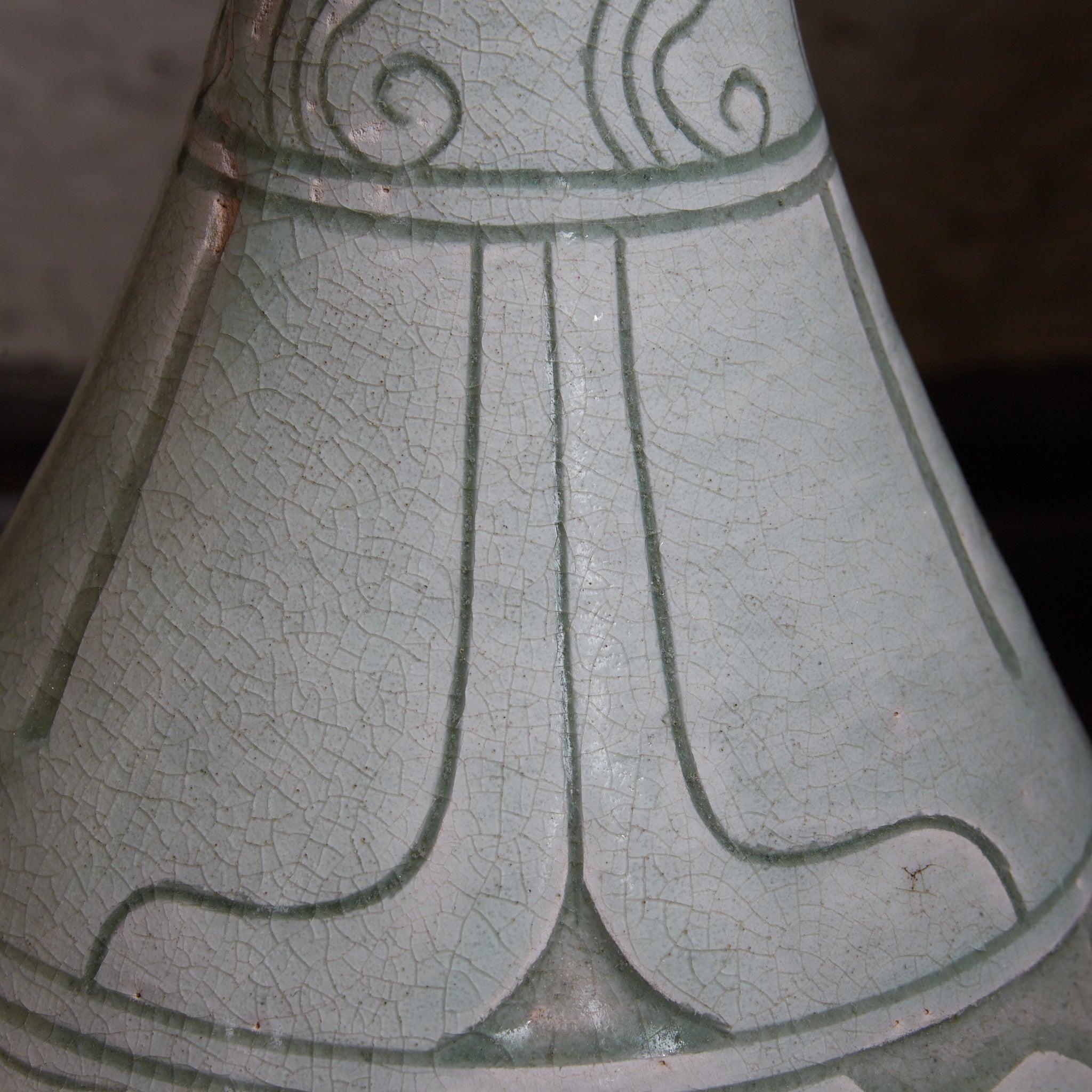 李朝 粉青掻落蓮華文瓶 木箱付（1392–1897CE）
