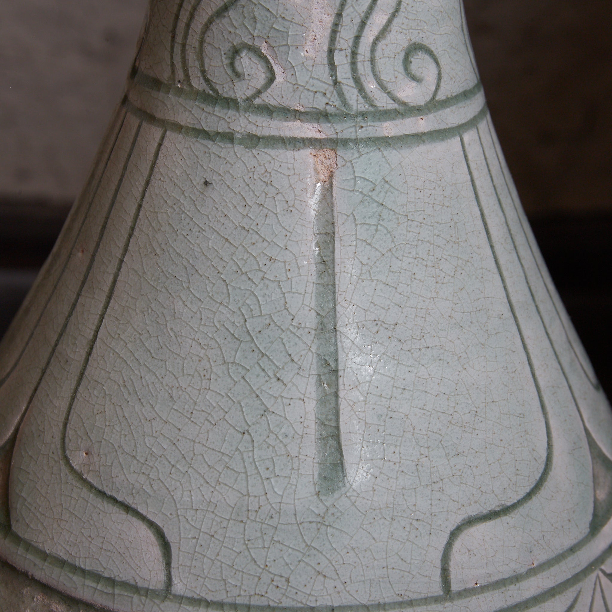 李朝 粉青掻落蓮華文瓶 木箱付（1392–1897CE）