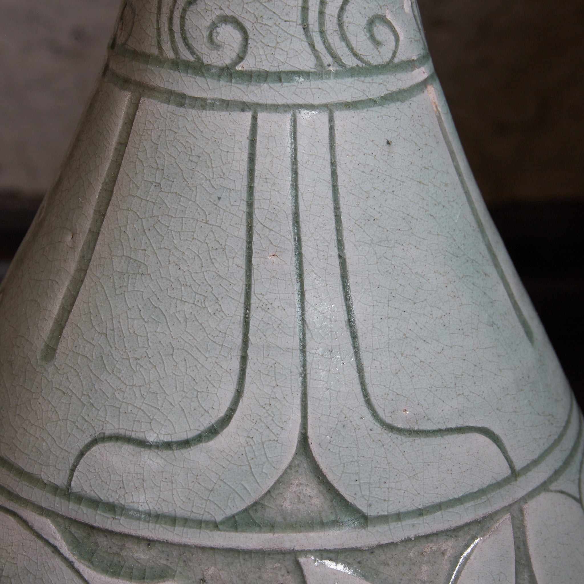 李朝 粉青掻落蓮華文瓶 木箱付（1392–1897CE）