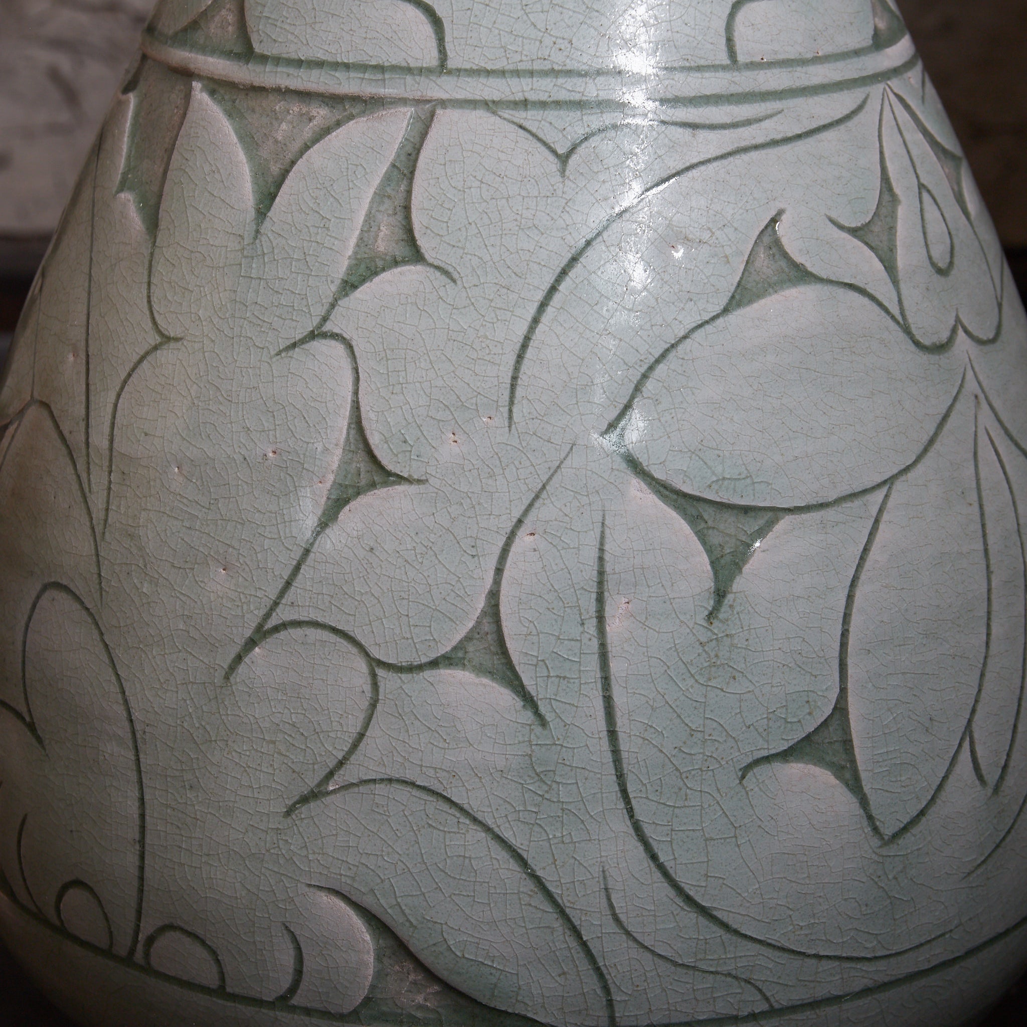 李朝 粉青掻落蓮華文瓶 木箱付（1392–1897CE）