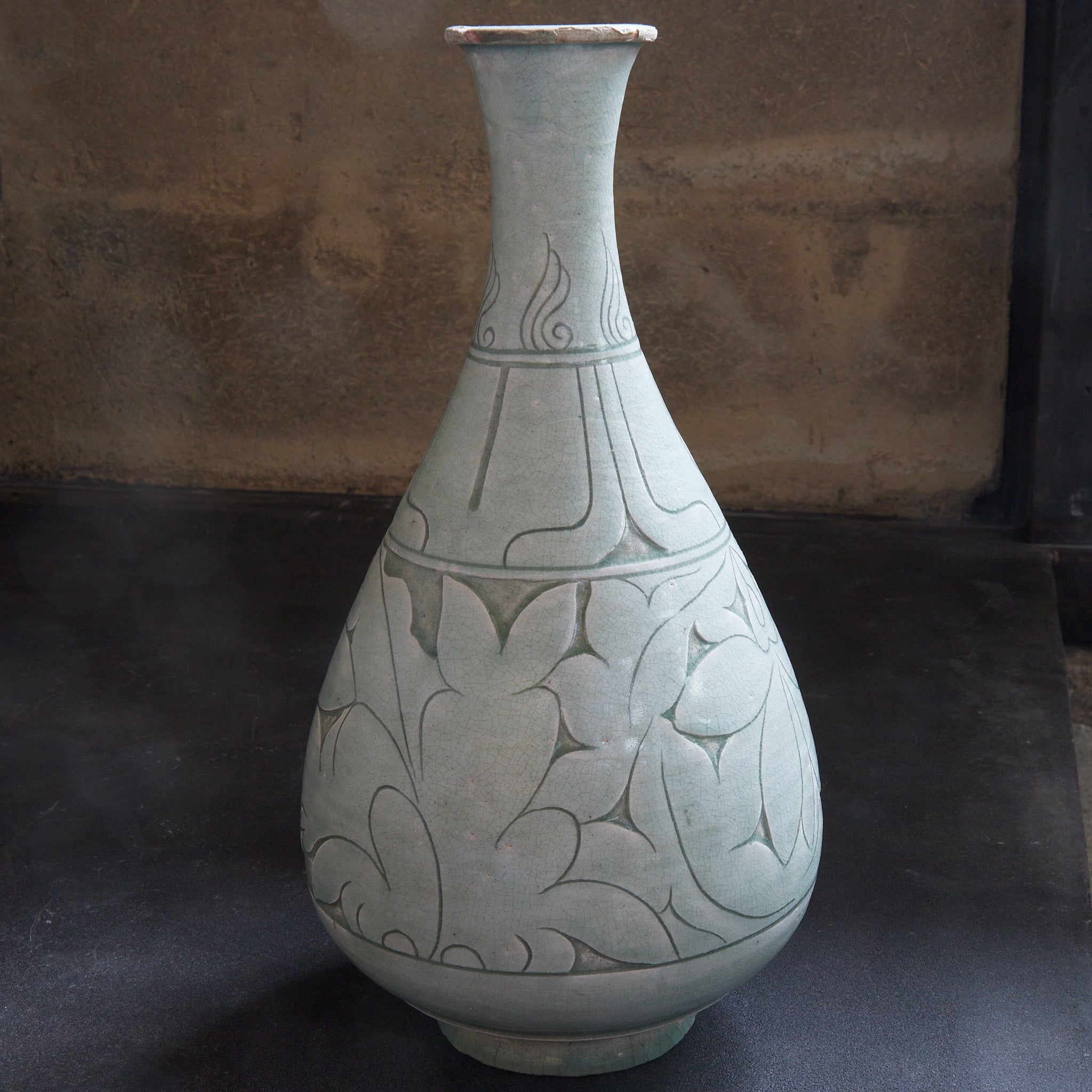 李朝 粉青掻落蓮華文瓶 木箱付（1392–1897CE）