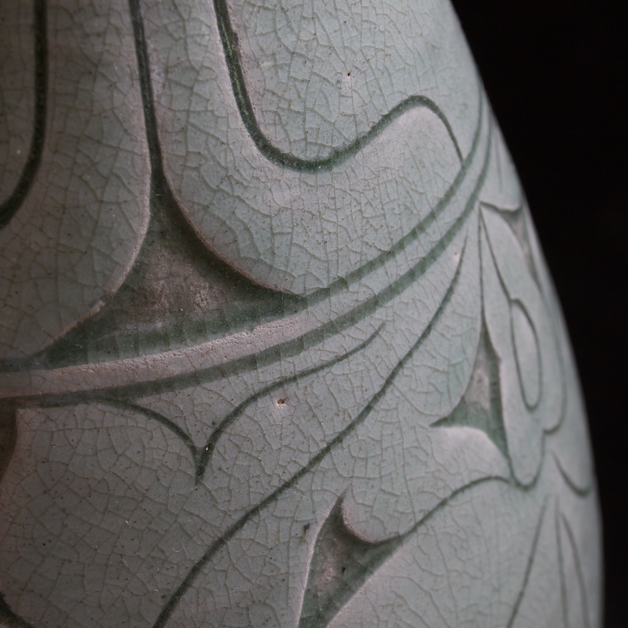 李朝 粉青掻落蓮華文瓶 木箱付（1392–1897CE）
