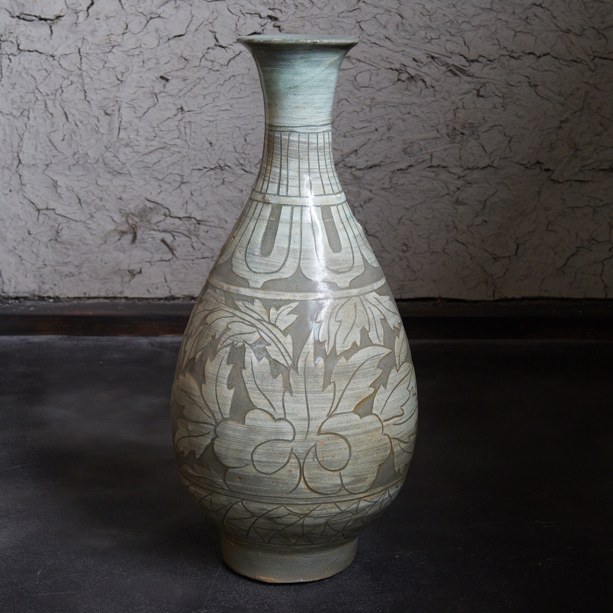 李朝 粉青象嵌牡丹文瓶（1392–1897 CE）　