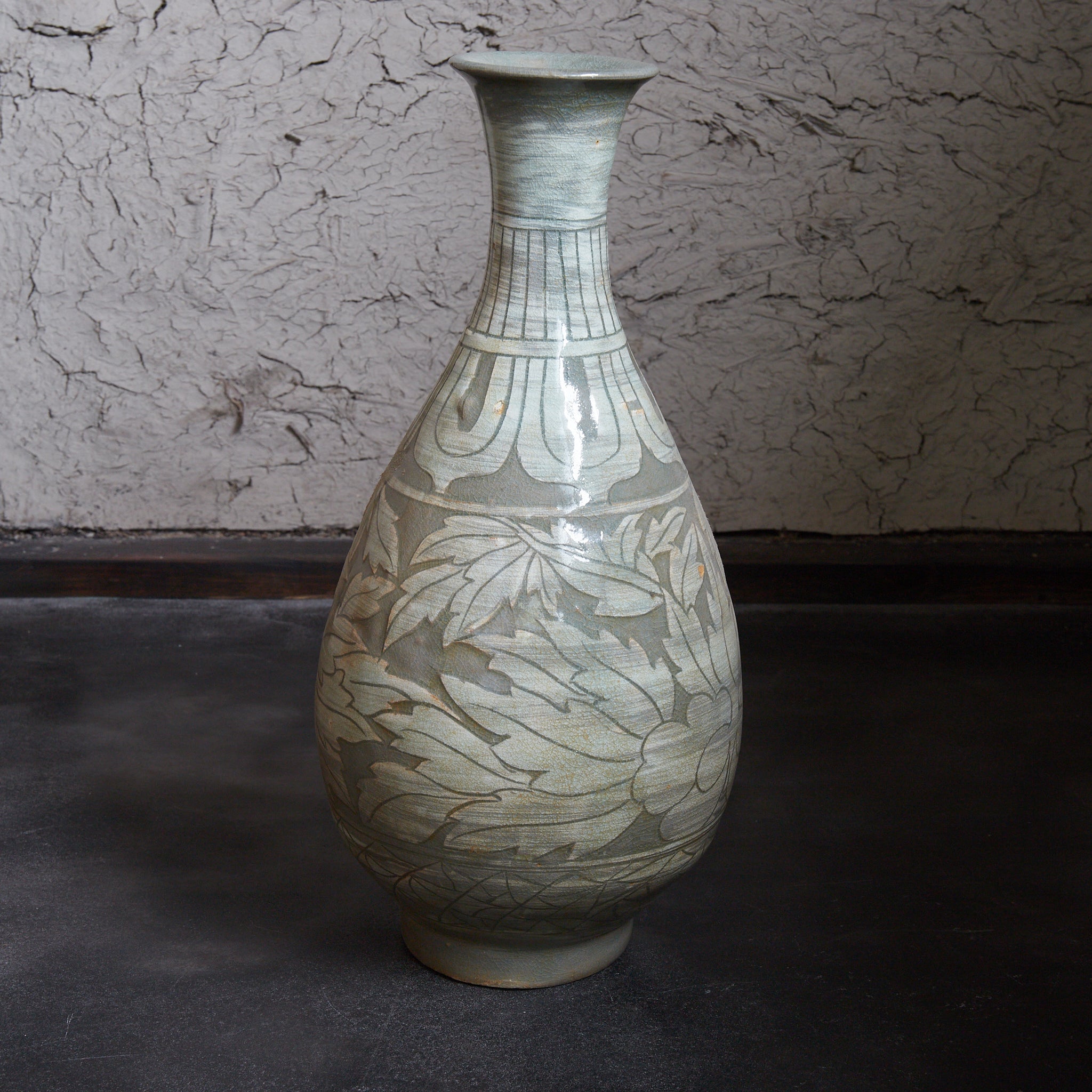 李朝 粉青象嵌牡丹文瓶（1392–1897 CE）　