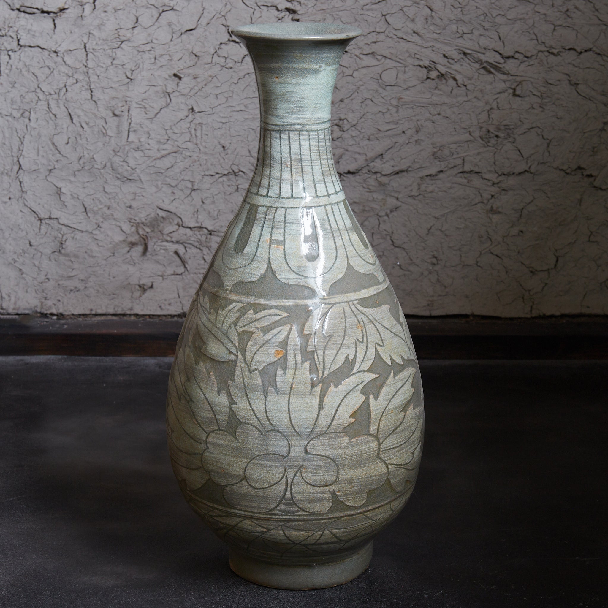 李朝 粉青象嵌牡丹文瓶（1392–1897 CE）　