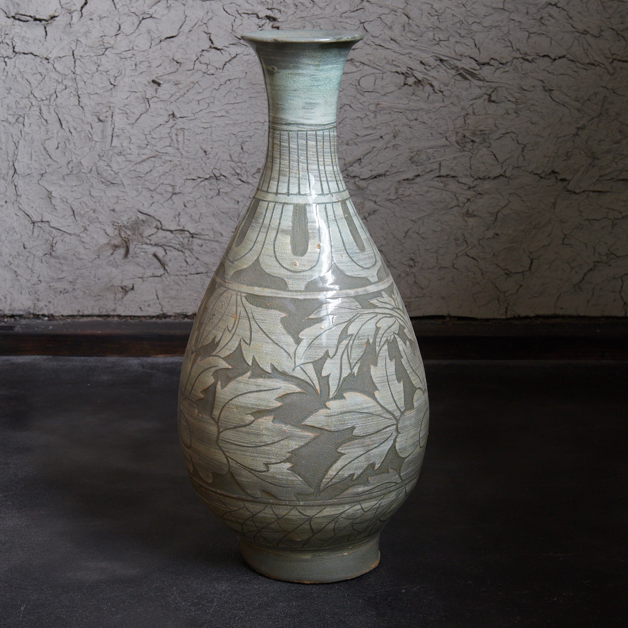 李朝 粉青象嵌牡丹文瓶（1392–1897 CE）　