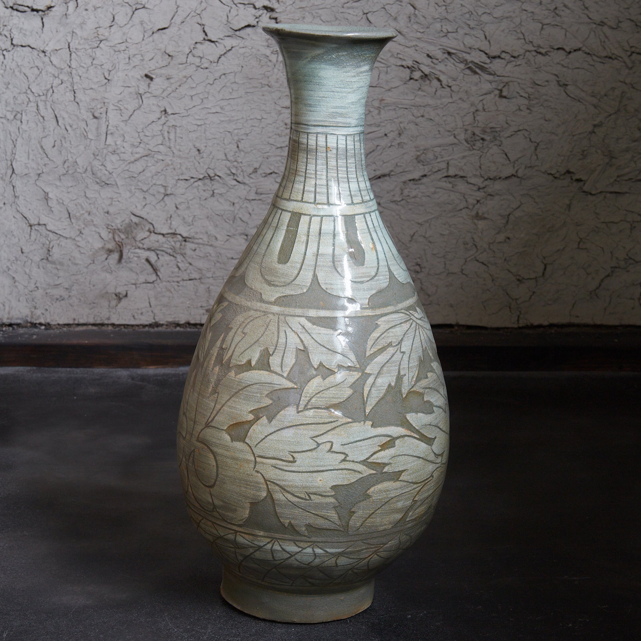 李朝 粉青象嵌牡丹文瓶（1392–1897 CE）　