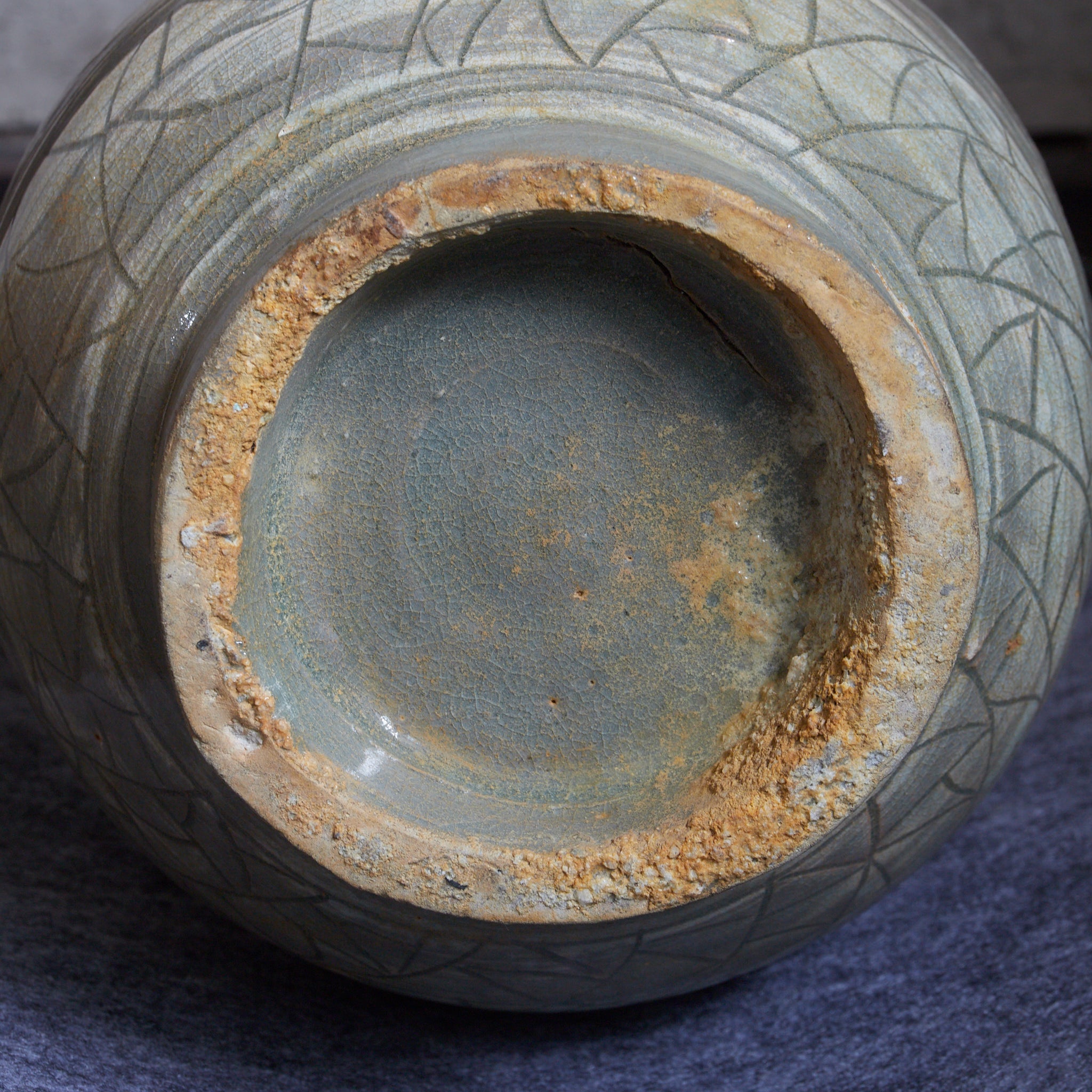李朝 粉青象嵌牡丹文瓶（1392–1897 CE）　