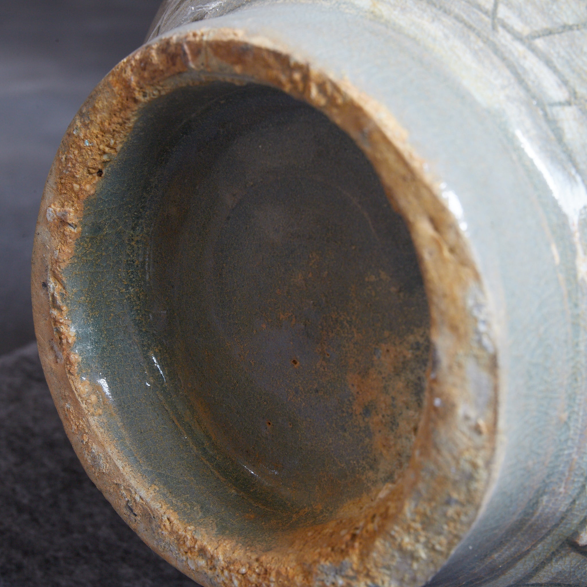 李朝 粉青象嵌牡丹文瓶（1392–1897 CE）　