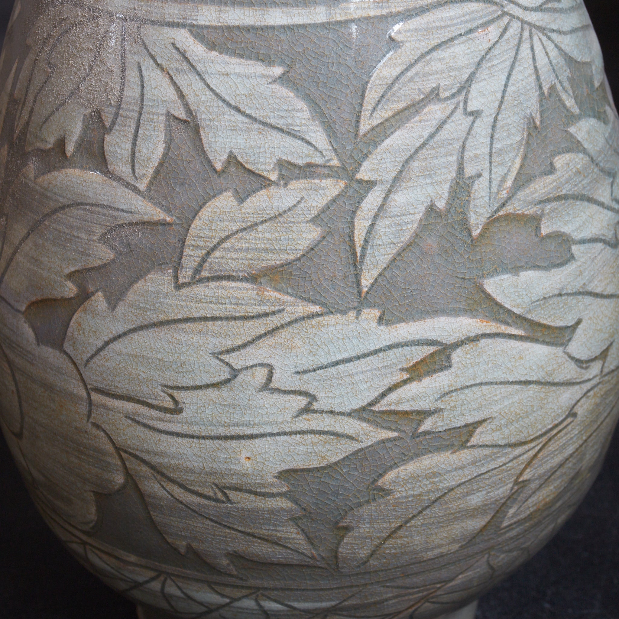 李朝 粉青象嵌牡丹文瓶（1392–1897 CE）　