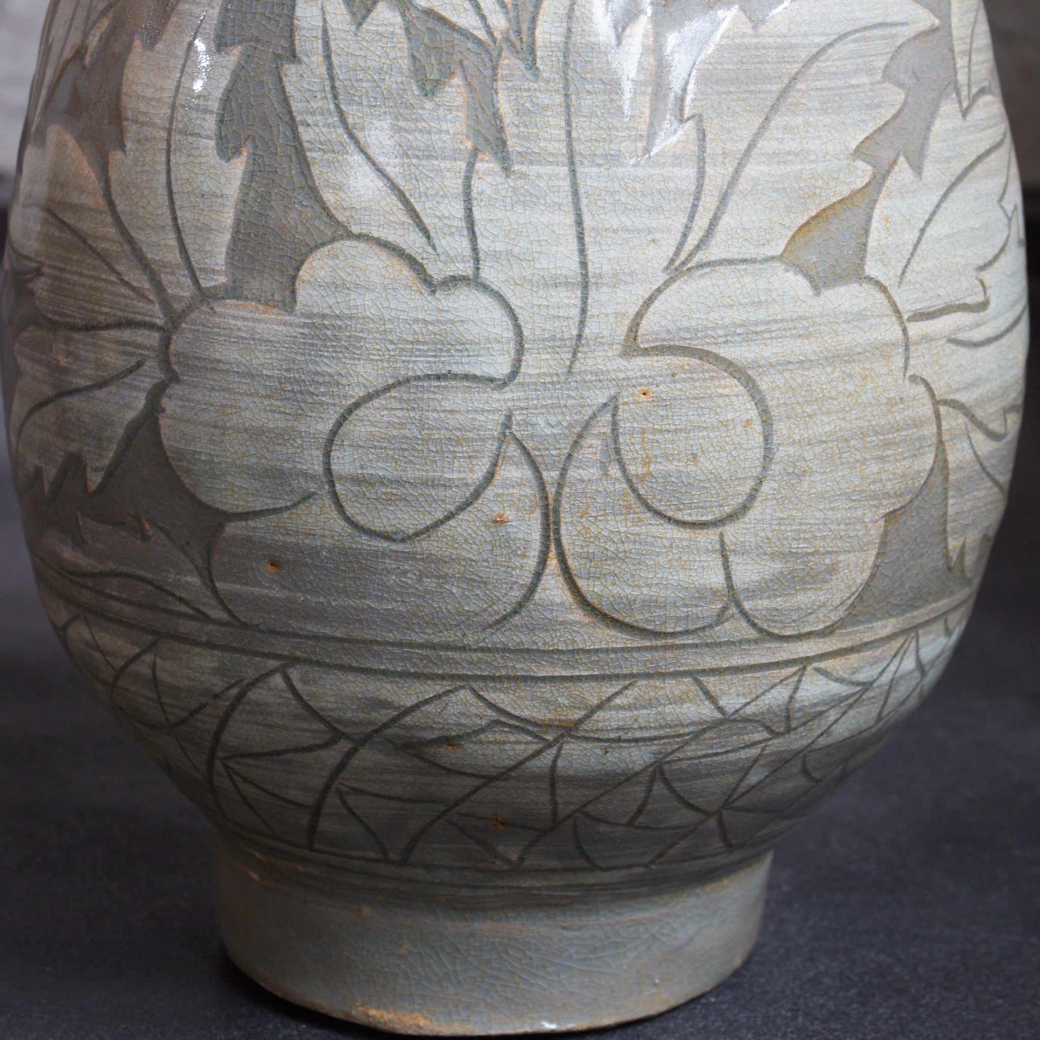 李朝 粉青象嵌牡丹文瓶（1392–1897 CE）　