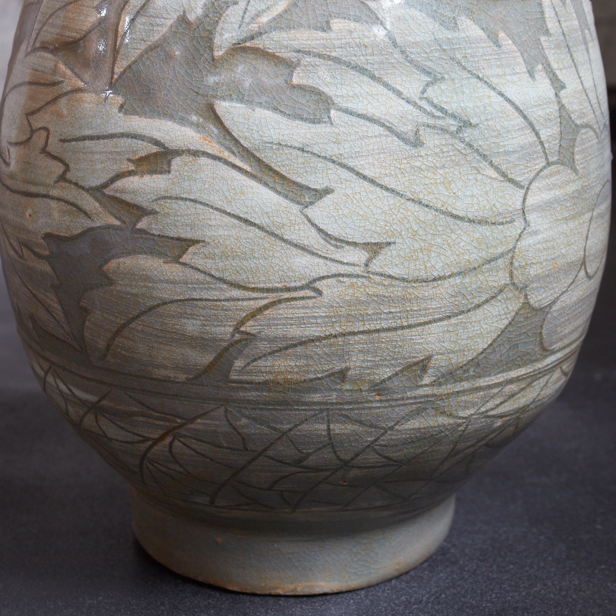 李朝 粉青象嵌牡丹文瓶（1392–1897 CE）　