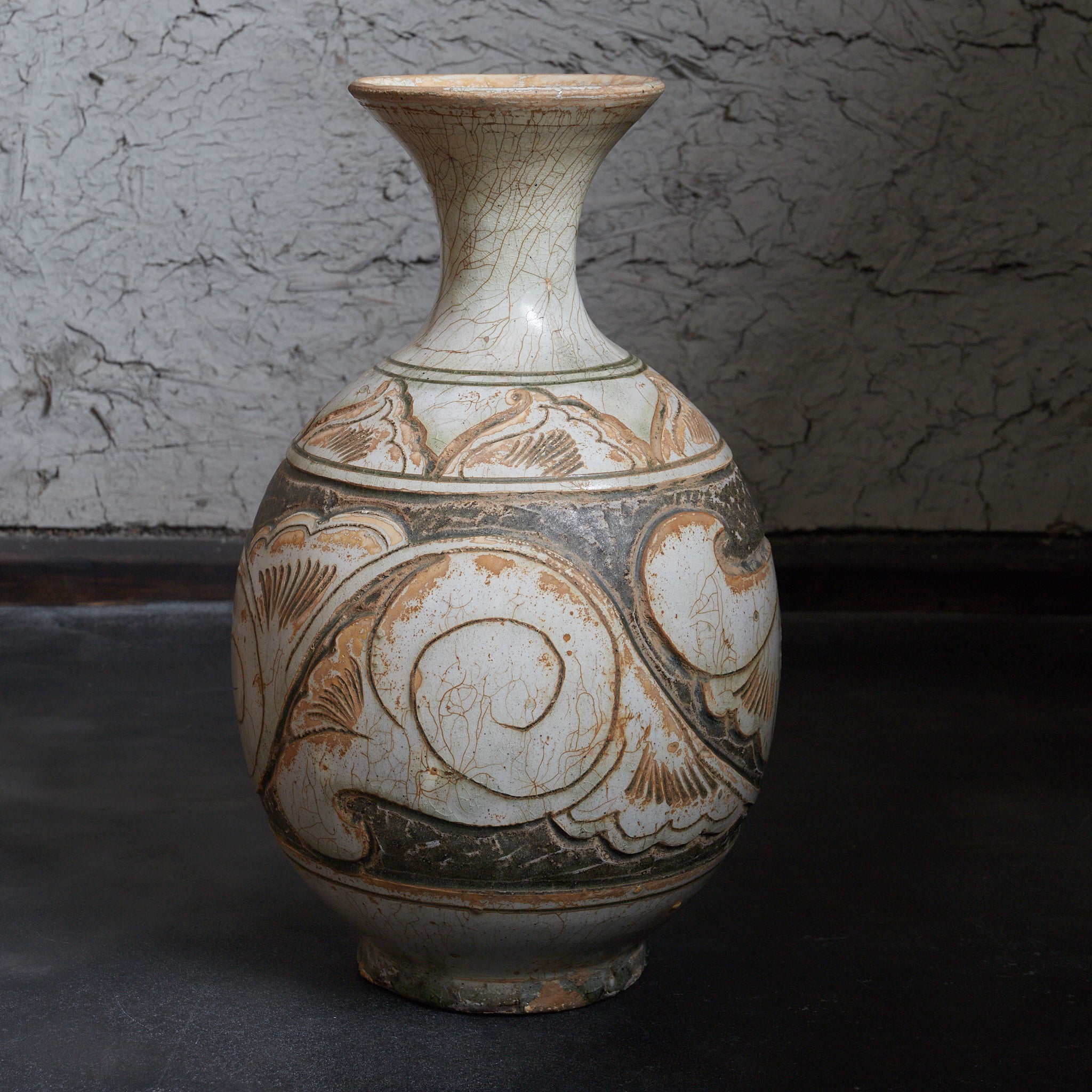 宋代 磁州窯 白地掻落牡丹唐草文瓶 木箱付（960–1279CE）