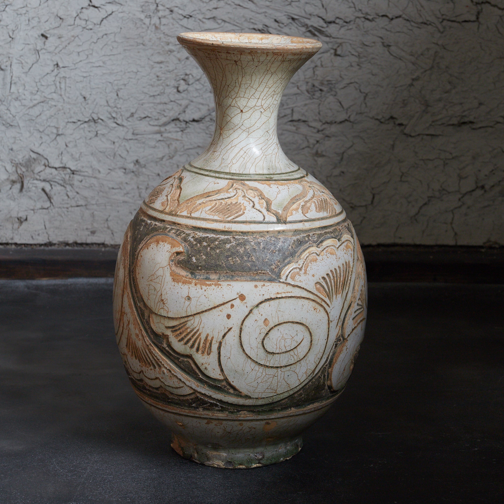 宋代 磁州窯 白地掻落牡丹唐草文瓶 木箱付（960–1279CE）