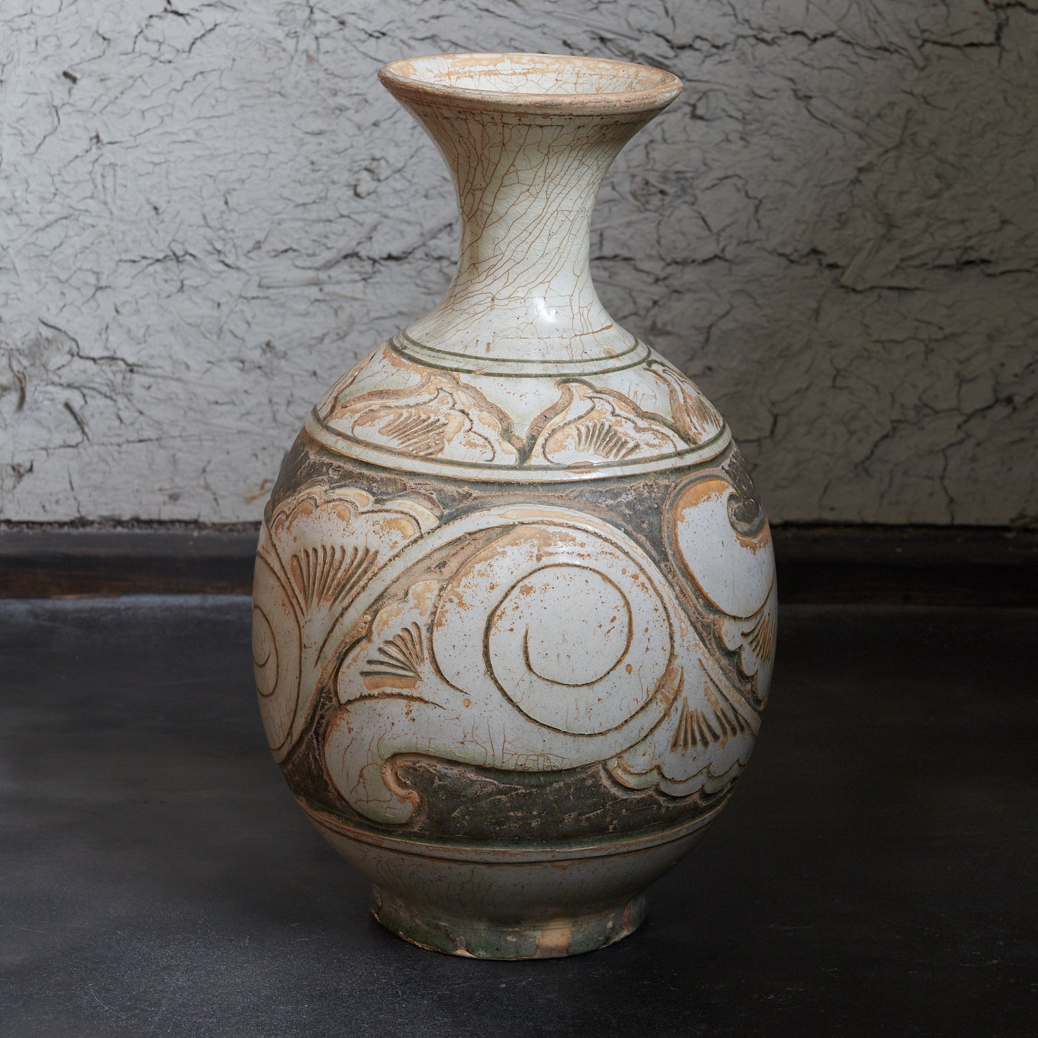 宋代 磁州窯 白地掻落牡丹唐草文瓶 木箱付（960–1279CE）
