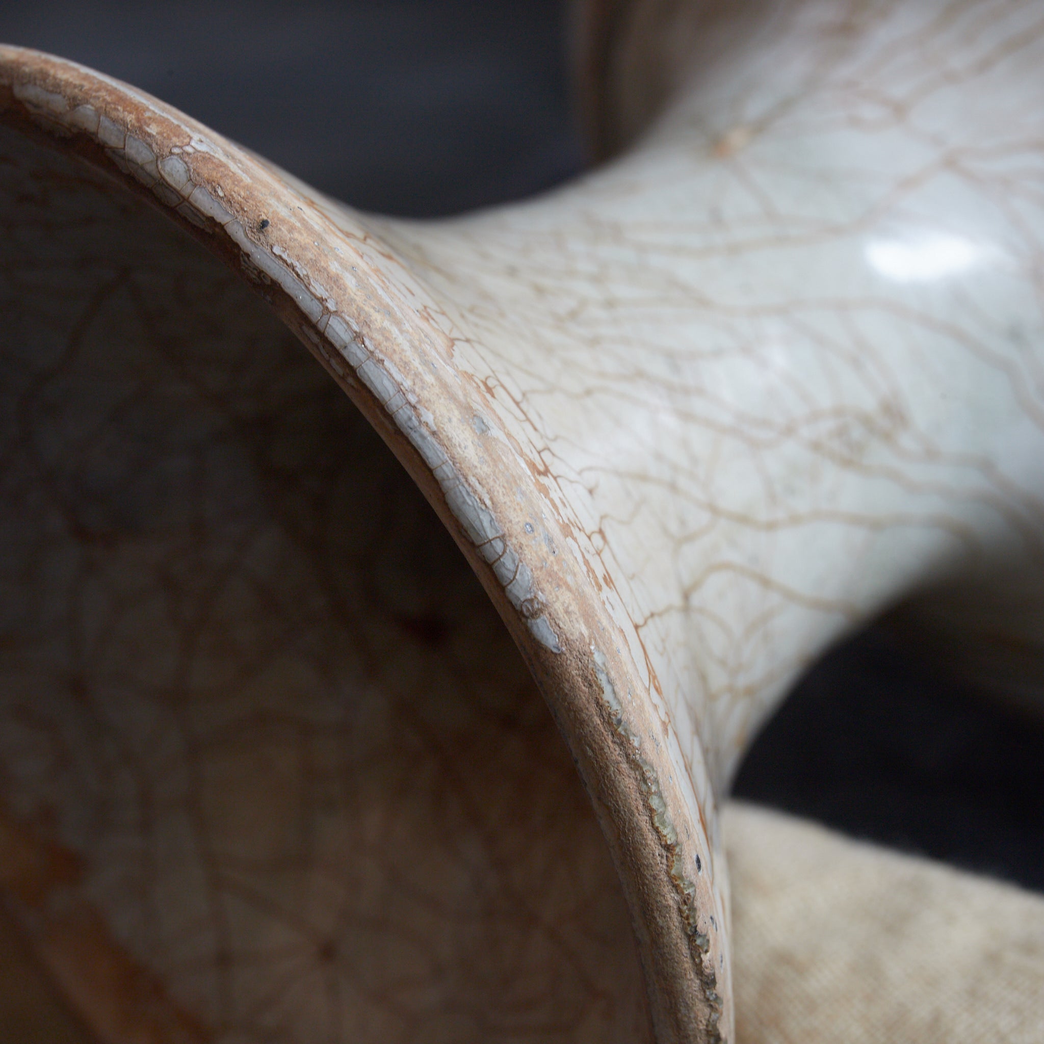 宋代 磁州窯 白地掻落牡丹唐草文瓶 木箱付（960–1279CE）