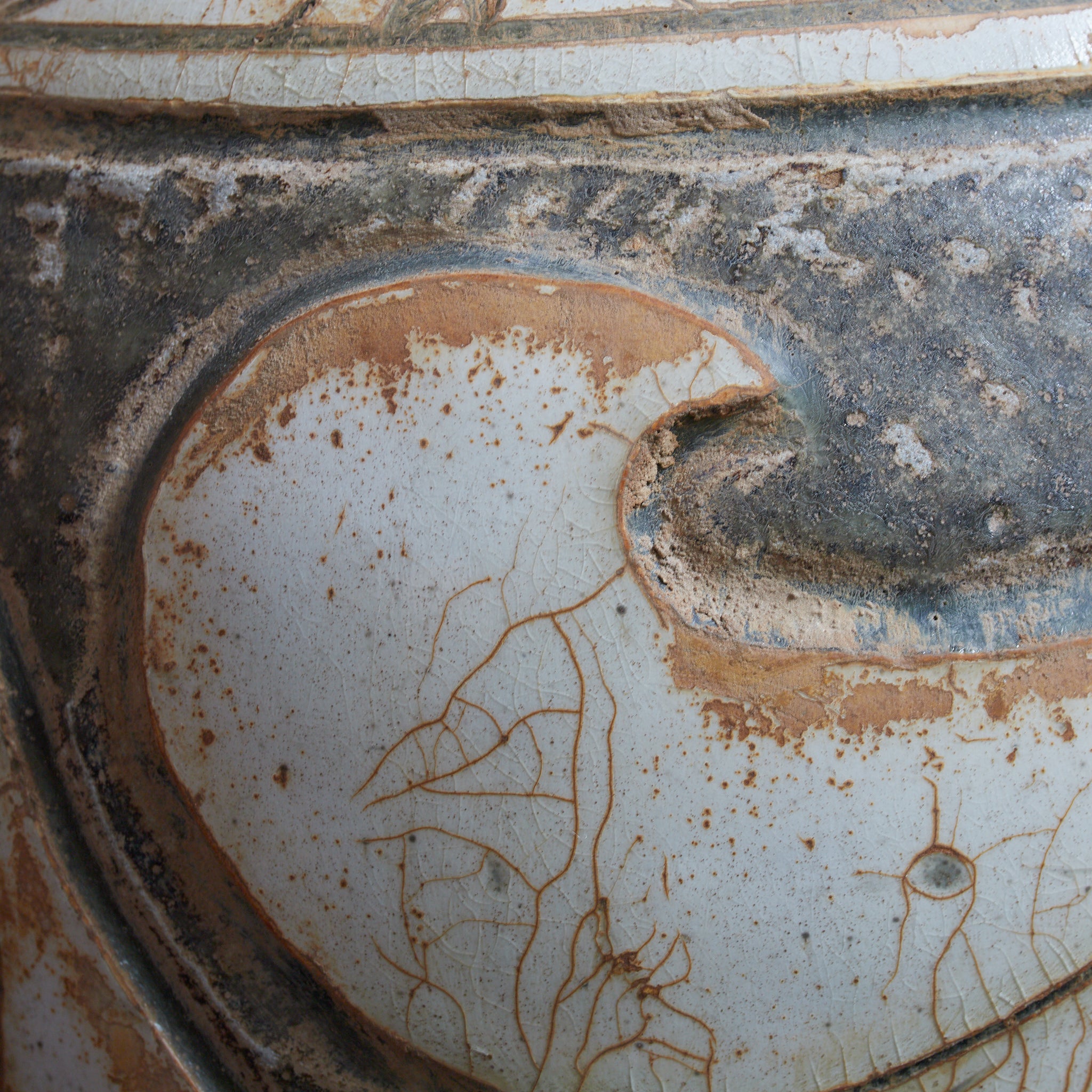 宋代 磁州窯 白地掻落牡丹唐草文瓶 木箱付（960–1279CE）