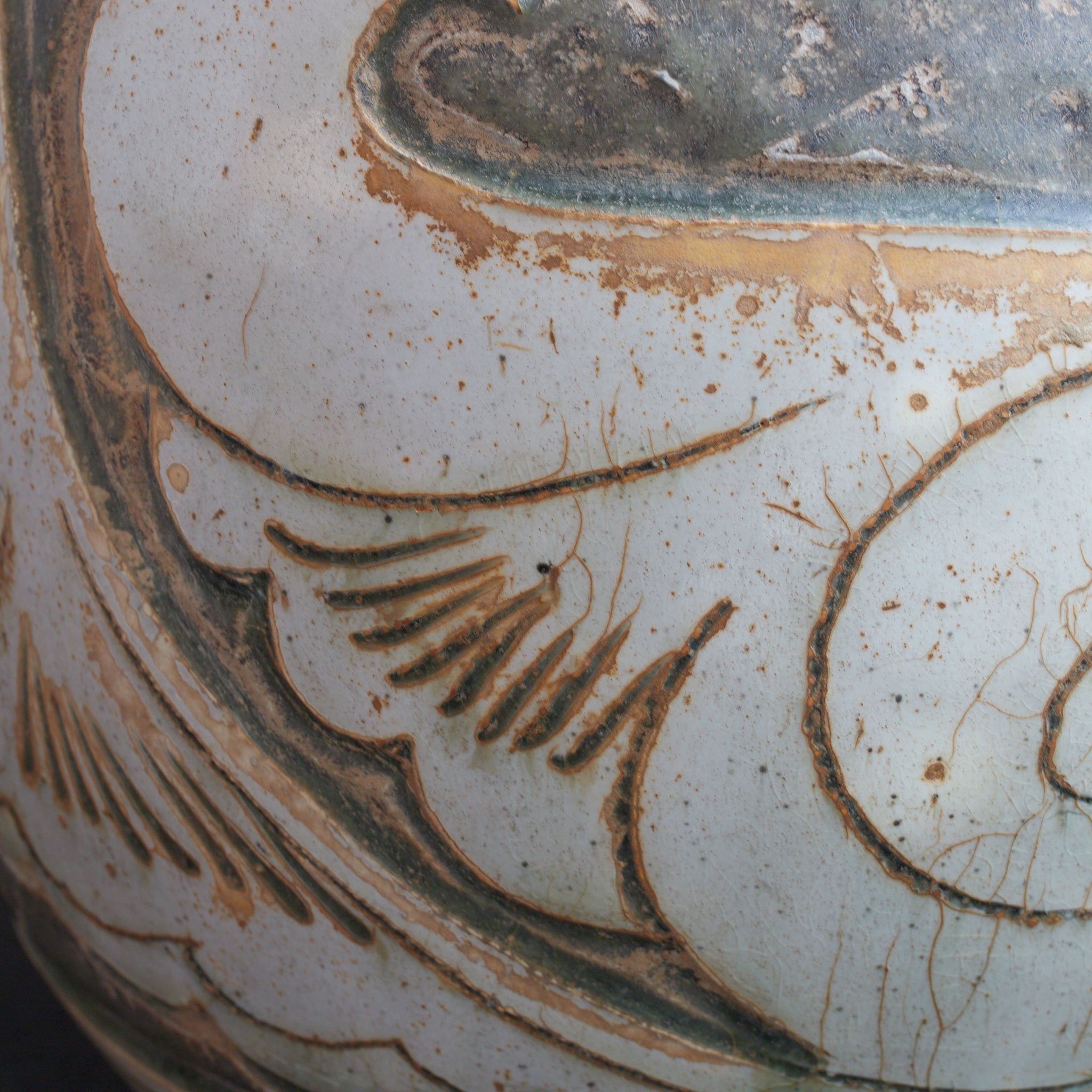 宋代 磁州窯 白地掻落牡丹唐草文瓶 木箱付（960–1279CE）