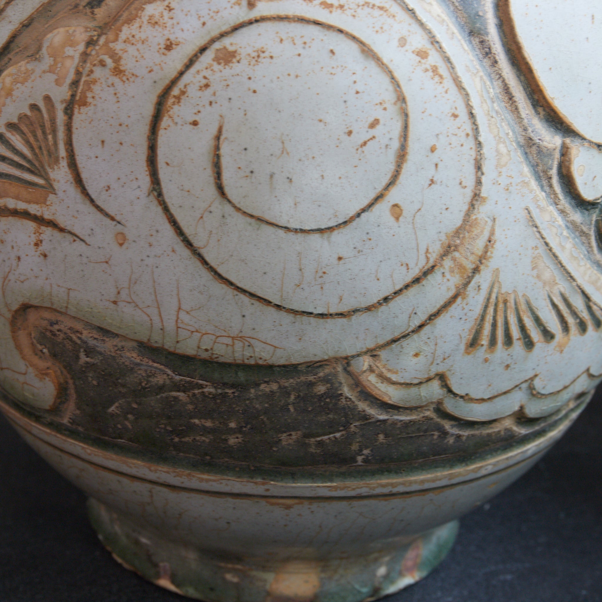 宋代 磁州窯 白地掻落牡丹唐草文瓶 木箱付（960–1279CE） | 入蘆花