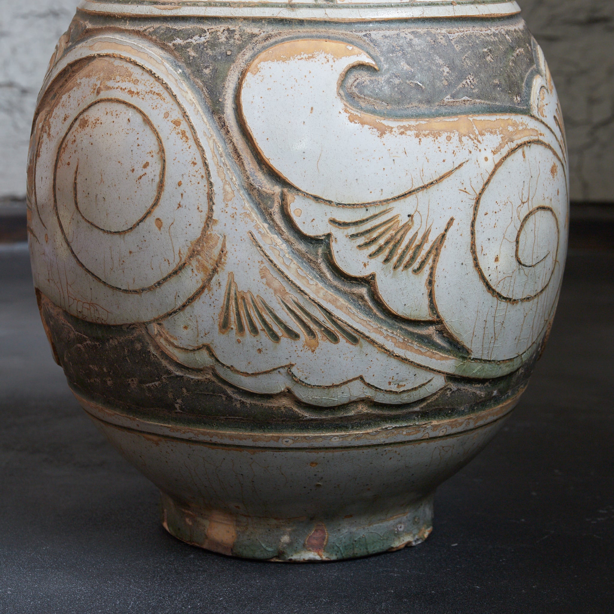 宋代 磁州窯 白地掻落牡丹唐草文瓶 木箱付（960–1279CE）