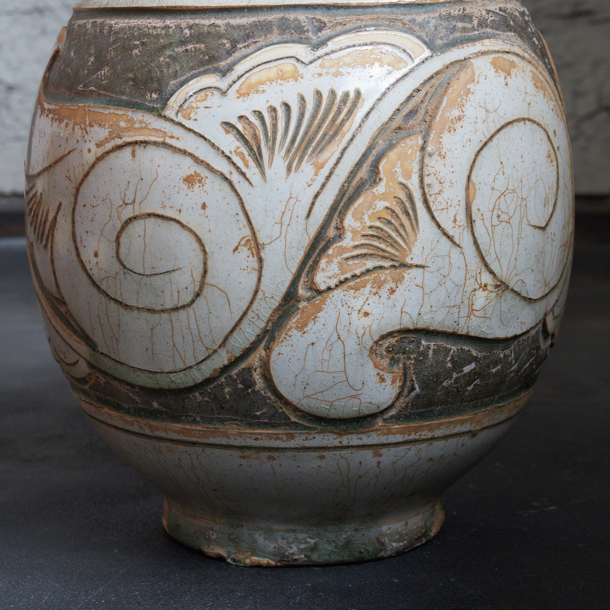 宋代 磁州窯 白地掻落牡丹唐草文瓶 木箱付（960–1279CE）